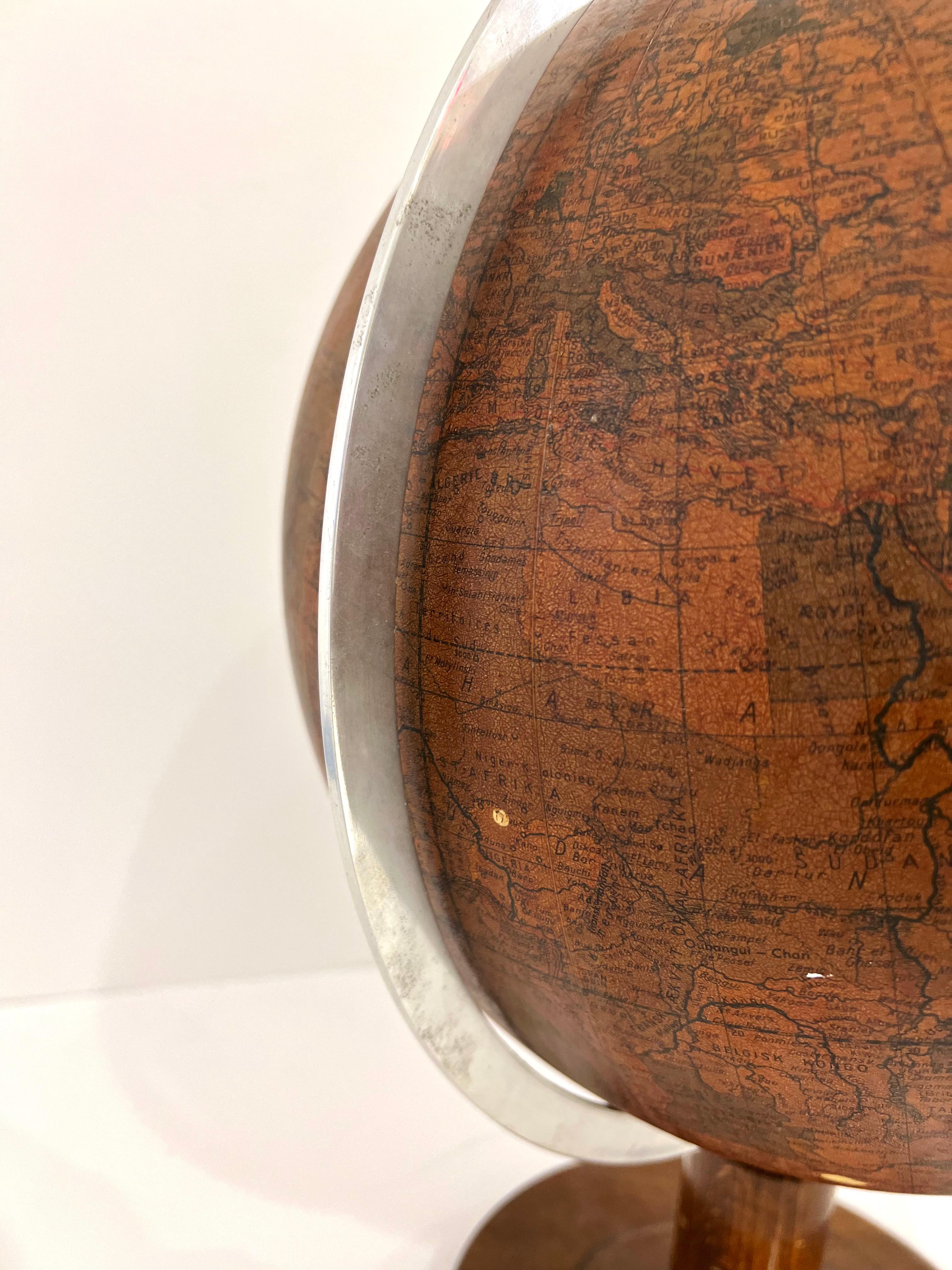 Lampe Globe en verre des années 1950, Danemark Bon état - En vente à New York, NY