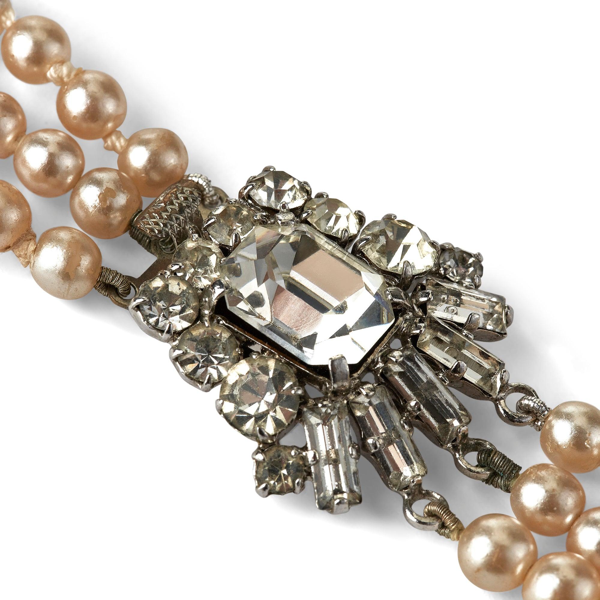 Questa originale collana di perle a tre fili degli anni '50 è un pezzo davvero accattivante e potrebbe essere facilmente scambiato per un gioiello di alta gioielleria, tanta è la qualità dei materiali utilizzati e delle incastonature. Tre fili di