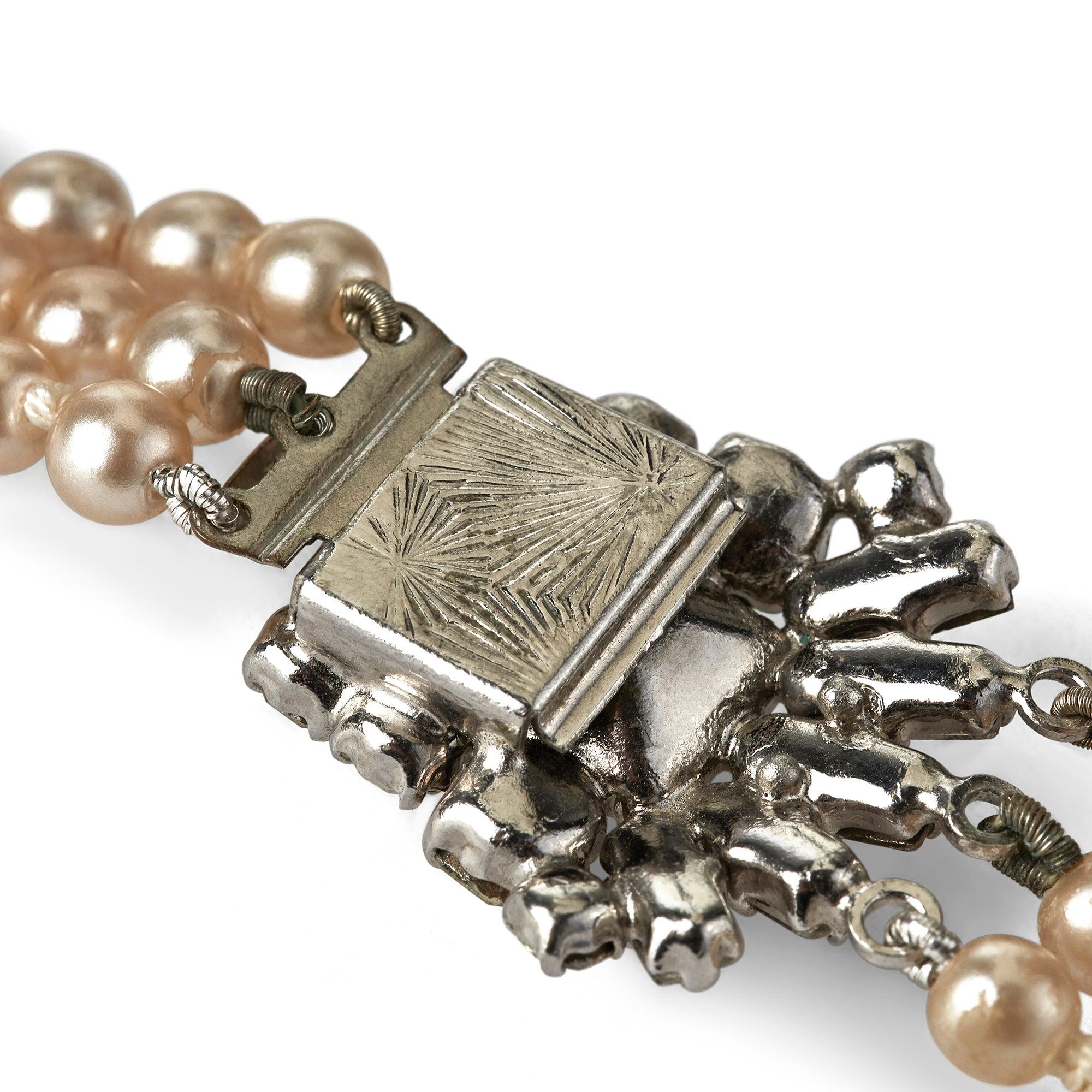 Collana a tre fili di perle di vetro degli anni '50 con chiusura a strass In condizioni ottime in vendita a London, GB