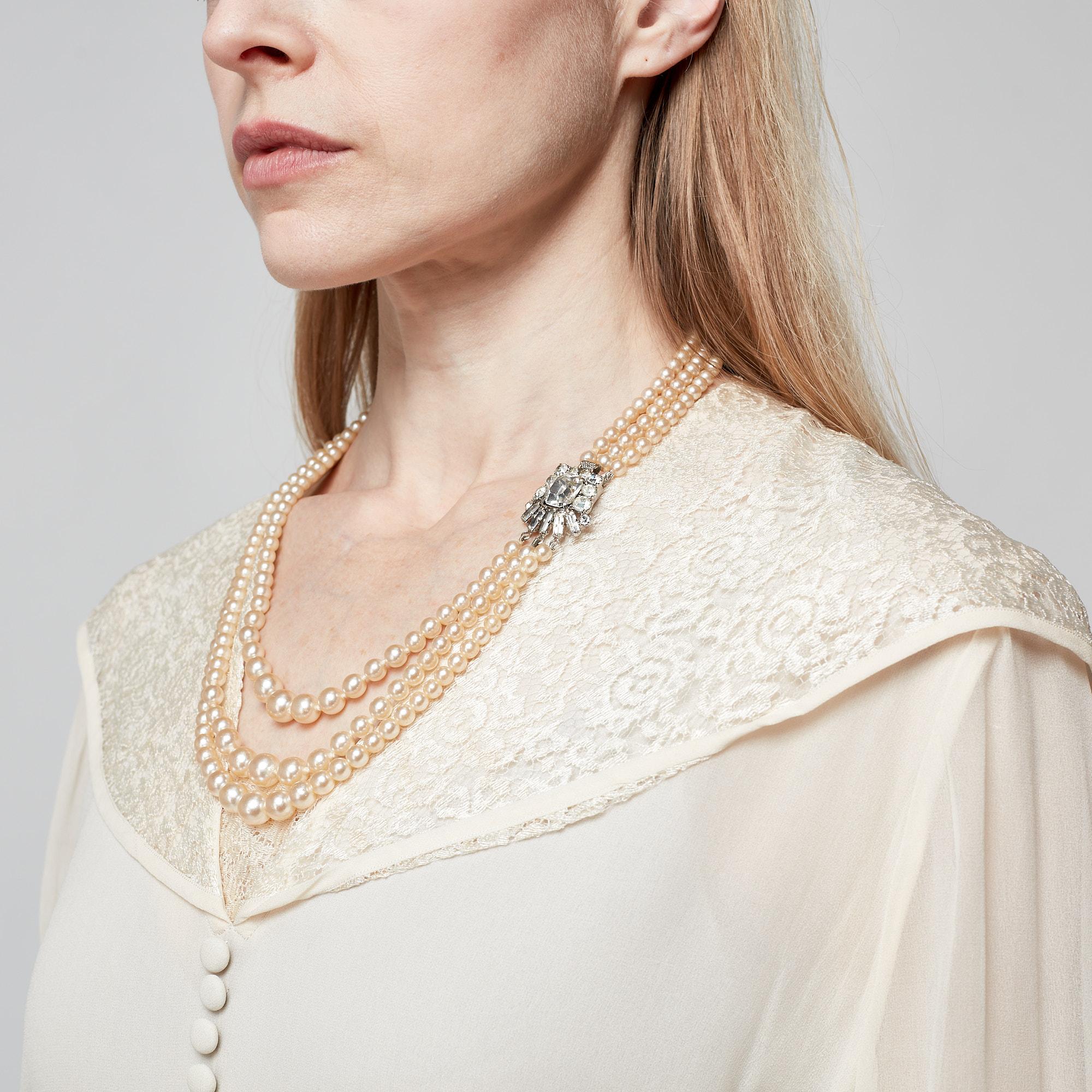 Collar de tres vueltas de perlas de cristal de los años 50 con cierre de brillantes en venta 1