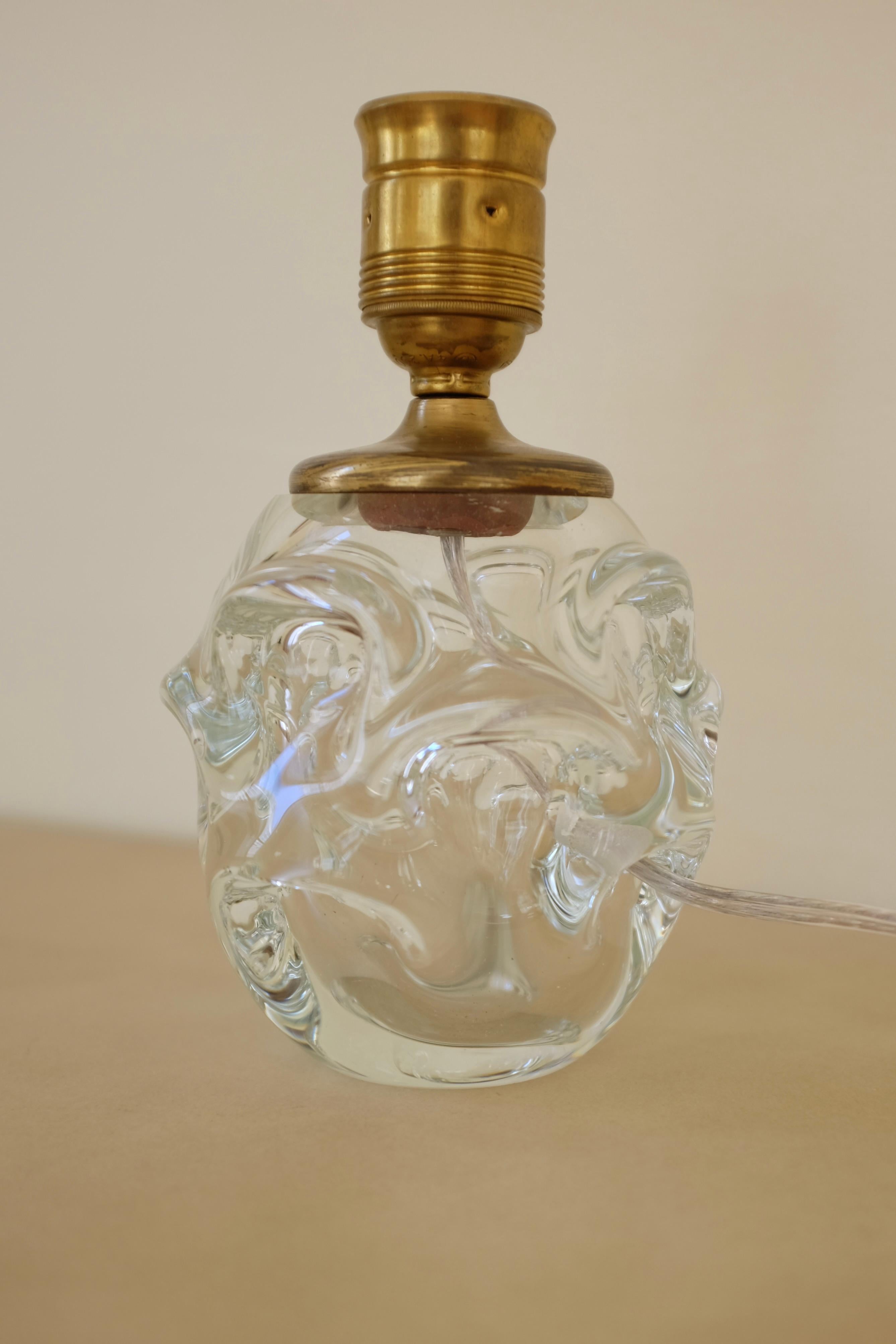 1950er Jahre Glastischlampe von Börne Augustsson für Ruda Glasbruk, Schweden. Schöne verkniffene organische Formen am ganzen Körper. Guter Vintage-Zustand mit einigen kleinen Flecken an der Unterseite des Glases, nicht sichtbar, wenn montiert, und