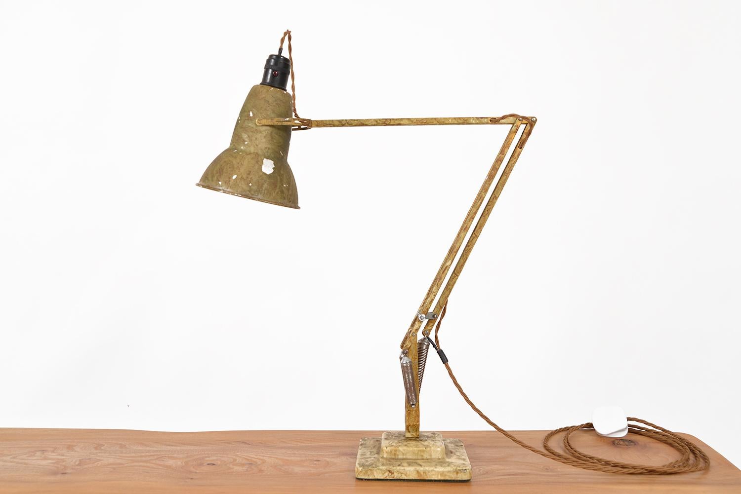 Designed by George Carwardine in 1935 as a task lamp with flexibility and stability in mind, this two-step 1227 Anglepoise desk lamp made by Herbert Terry & Sons, England, has its original scumble paint finish and original Bakelite Crabtree bulb