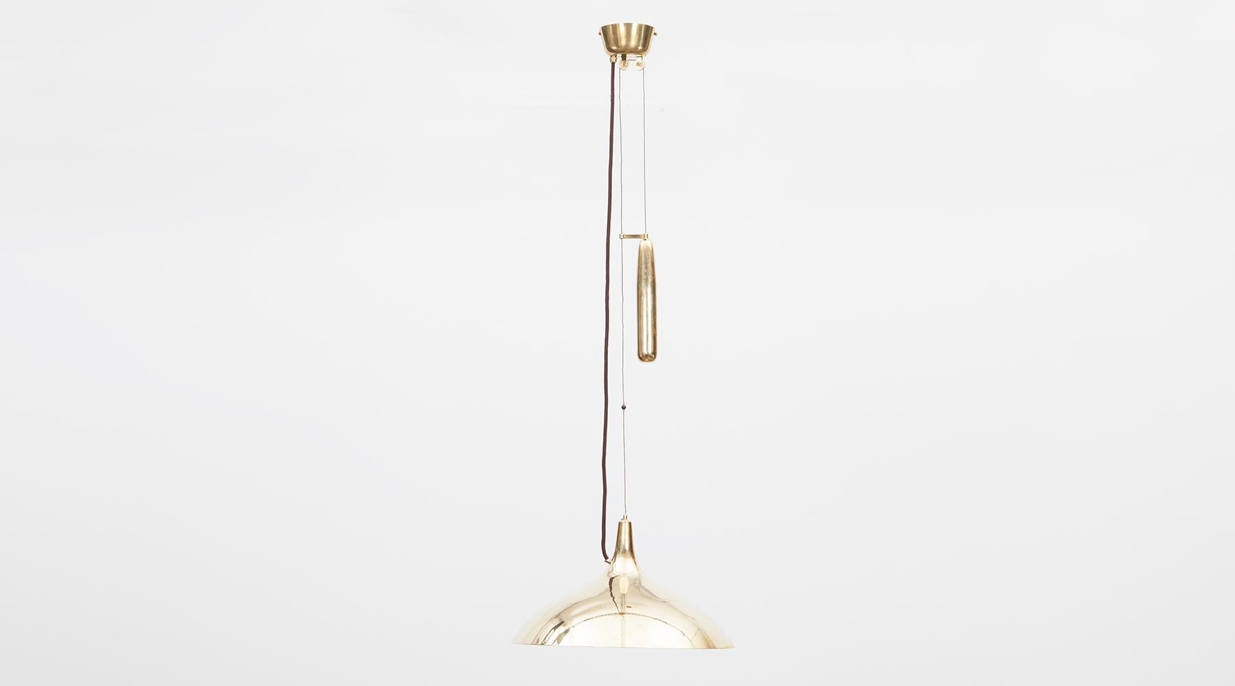 Brass and etched glass, ceiling lamp by Paavo Tynell, Finland, 1952.

Fantastic ceiling lamp by Finland Classic Paavo Tynell. His cautious hand in light design comes to full effect through this elegant yet unobtrusive ceiling lamp in brass.