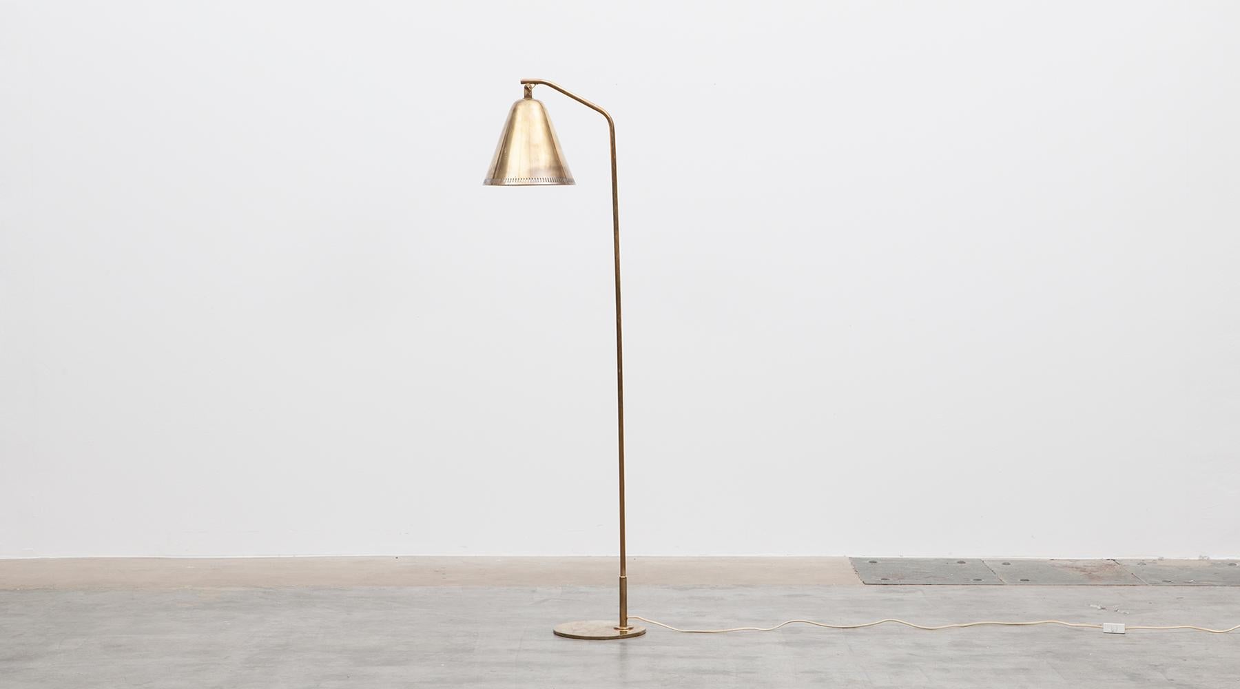 1950s Golden Brass Floor Lamp by Paavo Tynell In Excellent Condition In Frankfurt, Hessen, DE