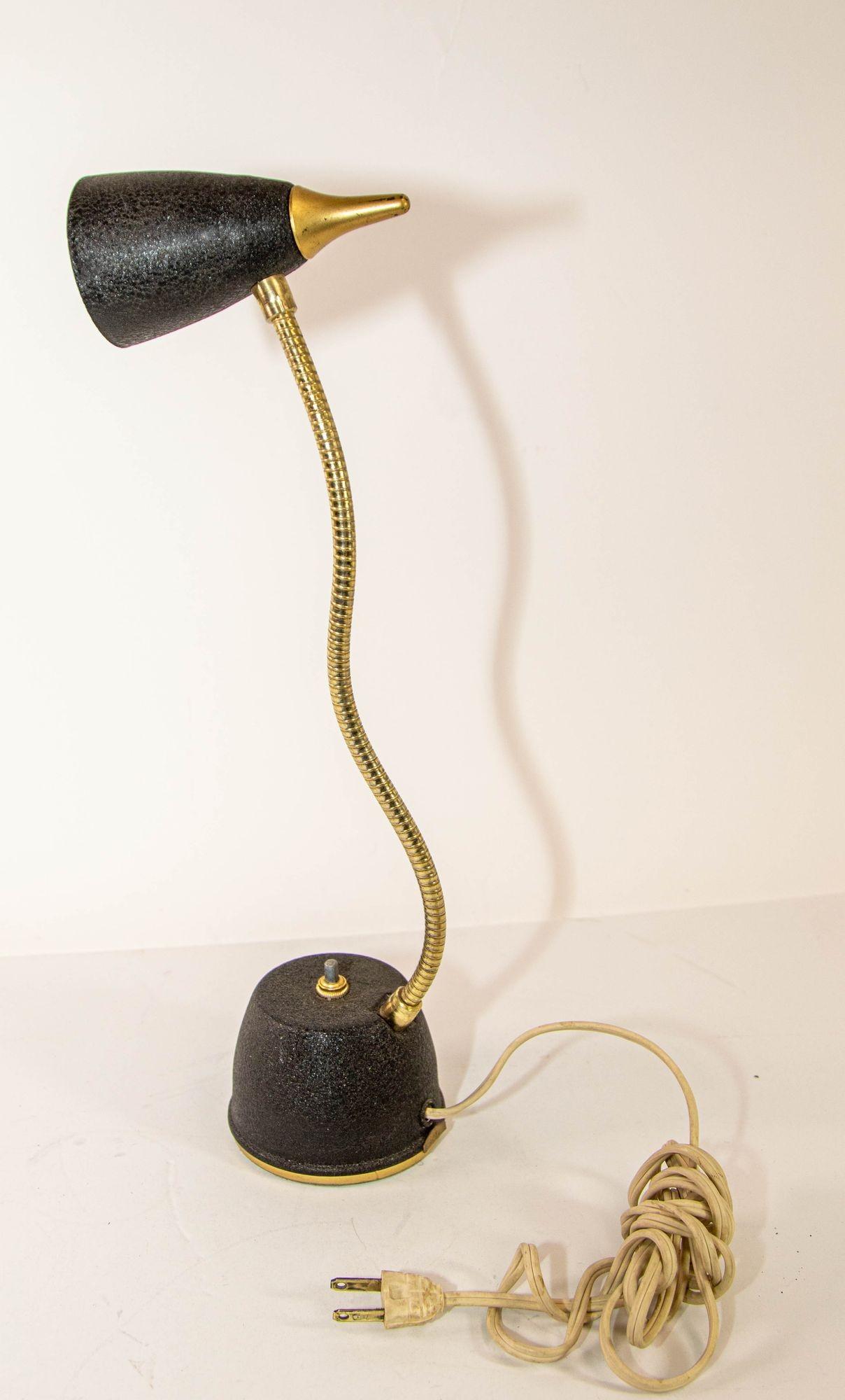 Petite lampe de bureau à col de cygne des années 1950 en vente 5