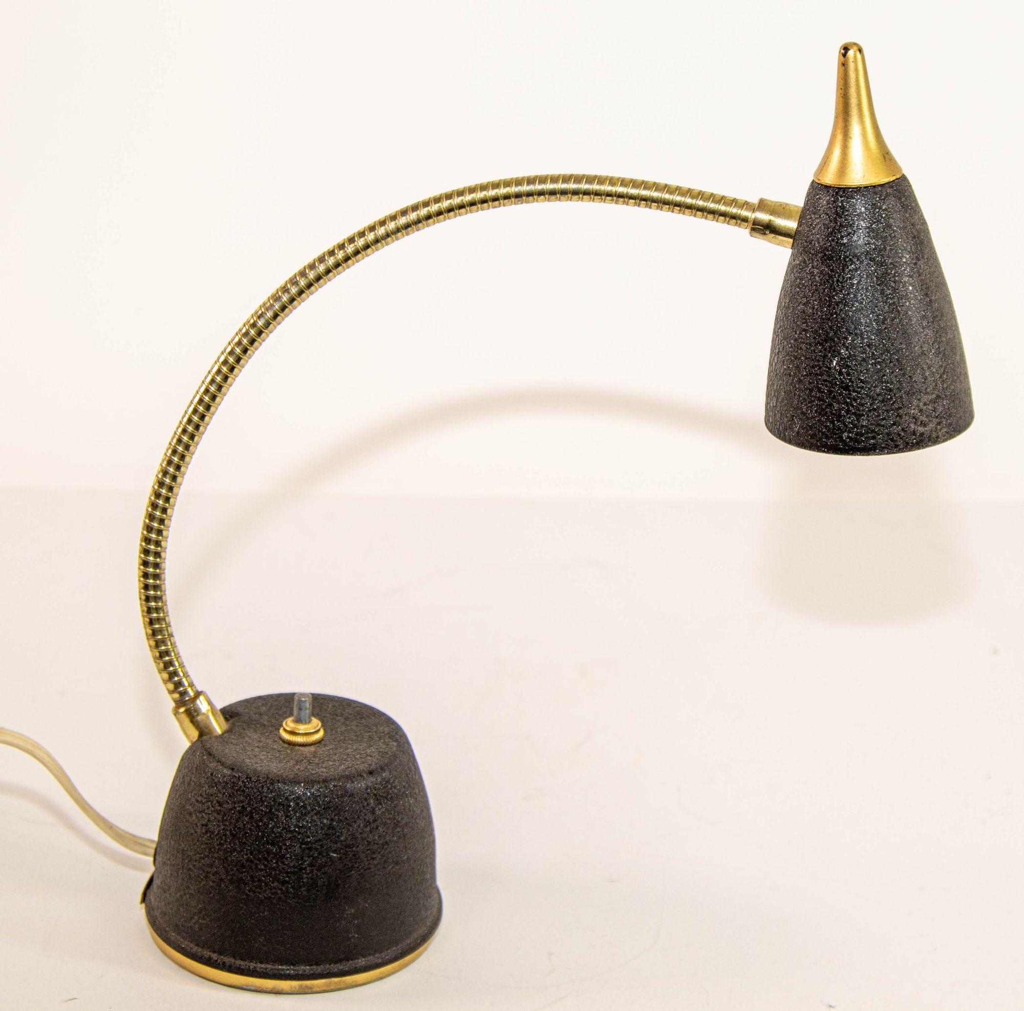 Petite lampe de bureau à col de cygne des années 1950 en vente 8