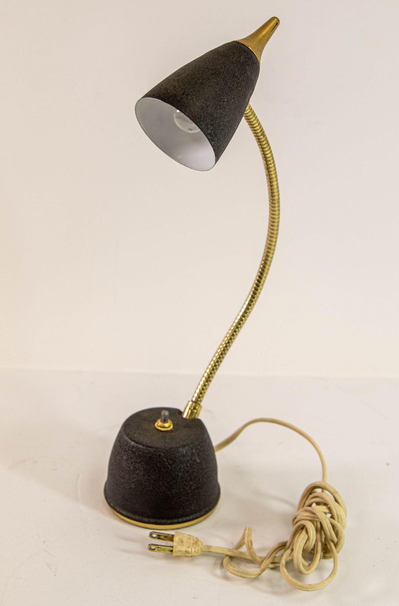 Petite lampe de bureau à col de cygne des années 1950 en vente 9