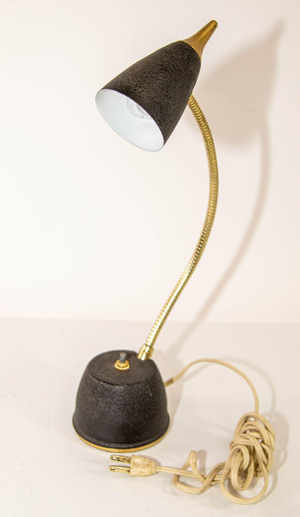 Petite lampe de bureau à col de cygne des années 1950 Bon état - En vente à North Hollywood, CA