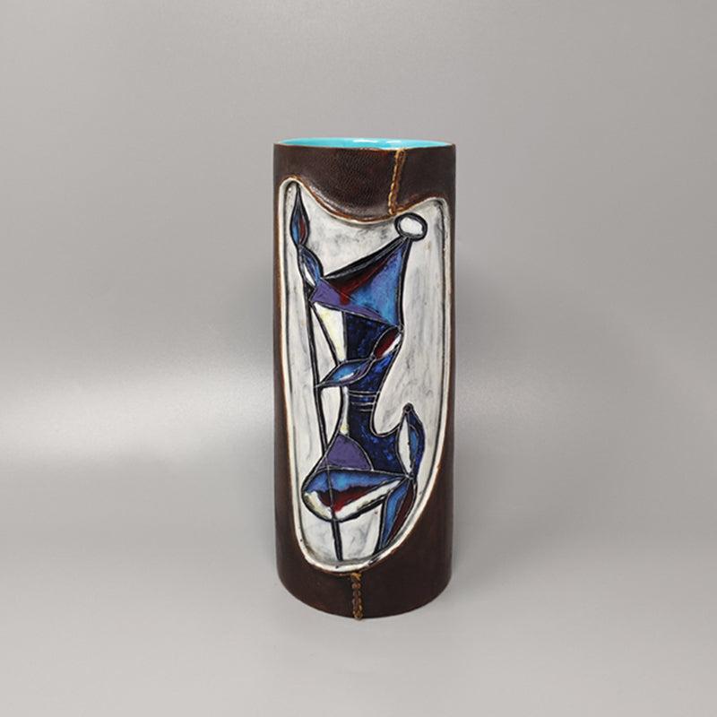 1950s Gorgeous Marcello Fantoni ceramic vase encased in leather with cubist warrior figure. Made in Italy. Some signs of aging on it but however it's in excellent condition and it's signed on the bottom.
Dimension:
Diameter: 3,54