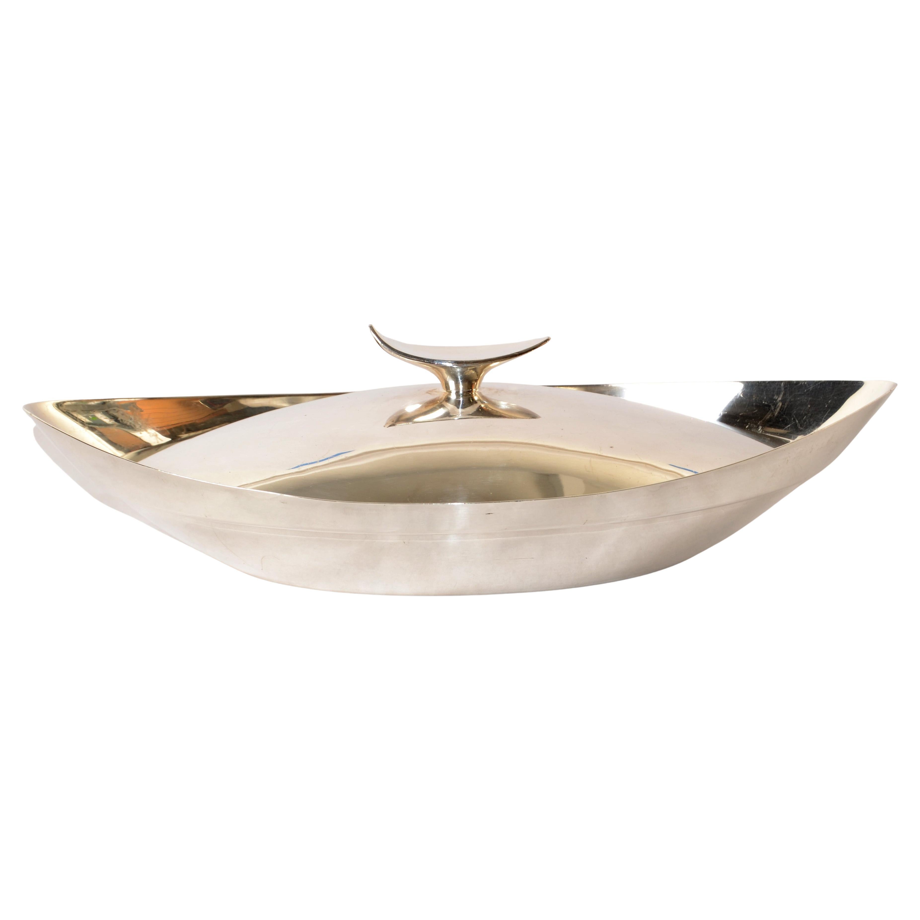 Vintage Gorham Signature Serving Dish in Boat Shape in Silver Plate over Steel.
La vaisselle est dotée d'une poignée sculpturale pour un accès pratique et facile.
Marque de fabricant à la base, Gorham, YC 694.
En bon état vintage avec quelques