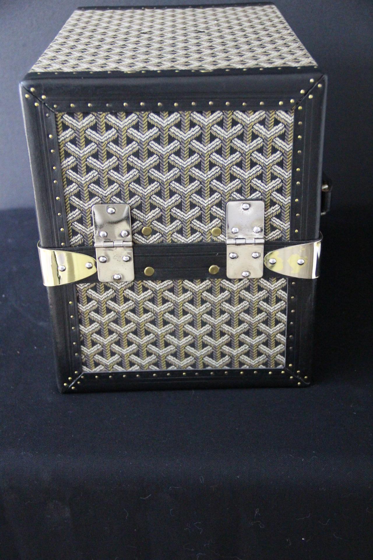 Ottone Baule da biblioteca Goyard del 1950 in tela Chevron in vendita