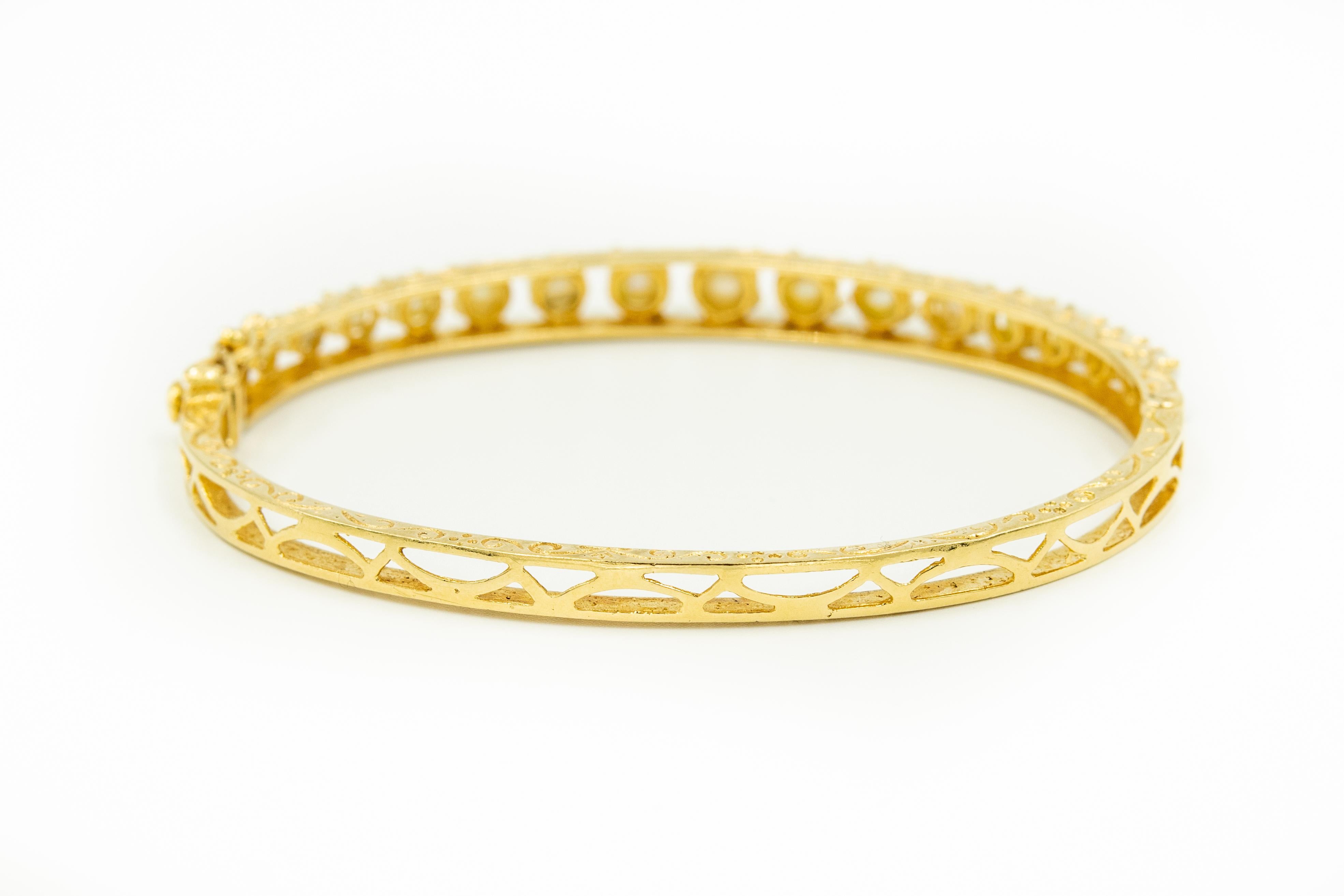 1950s Graduated Cultured Pearl Yellow Gold Bangle Bracelet with Etched Sides In Good Condition In Miami Beach, FL