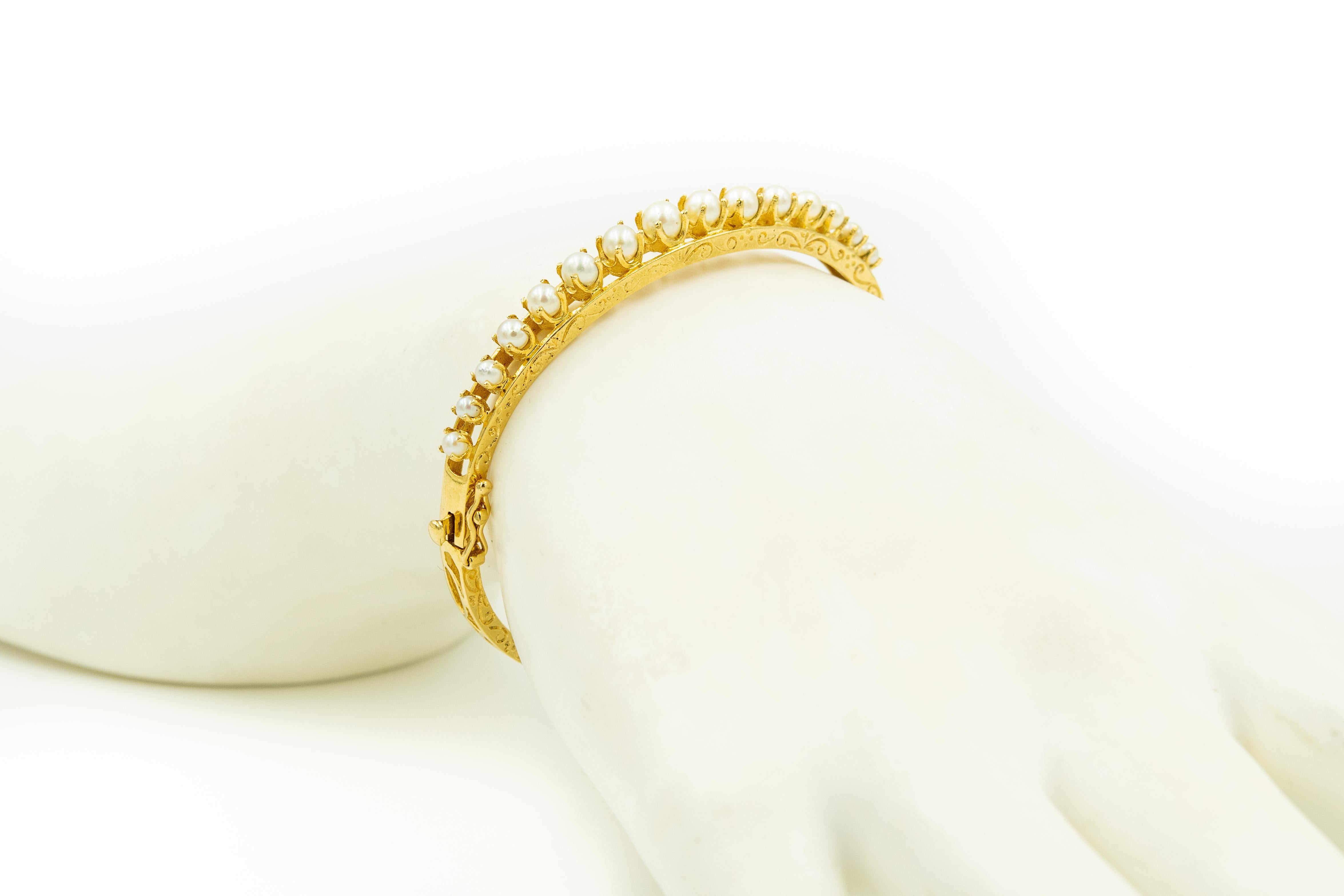 1950s Graduated Cultured Pearl Yellow Gold Bangle Bracelet with Etched Sides 2