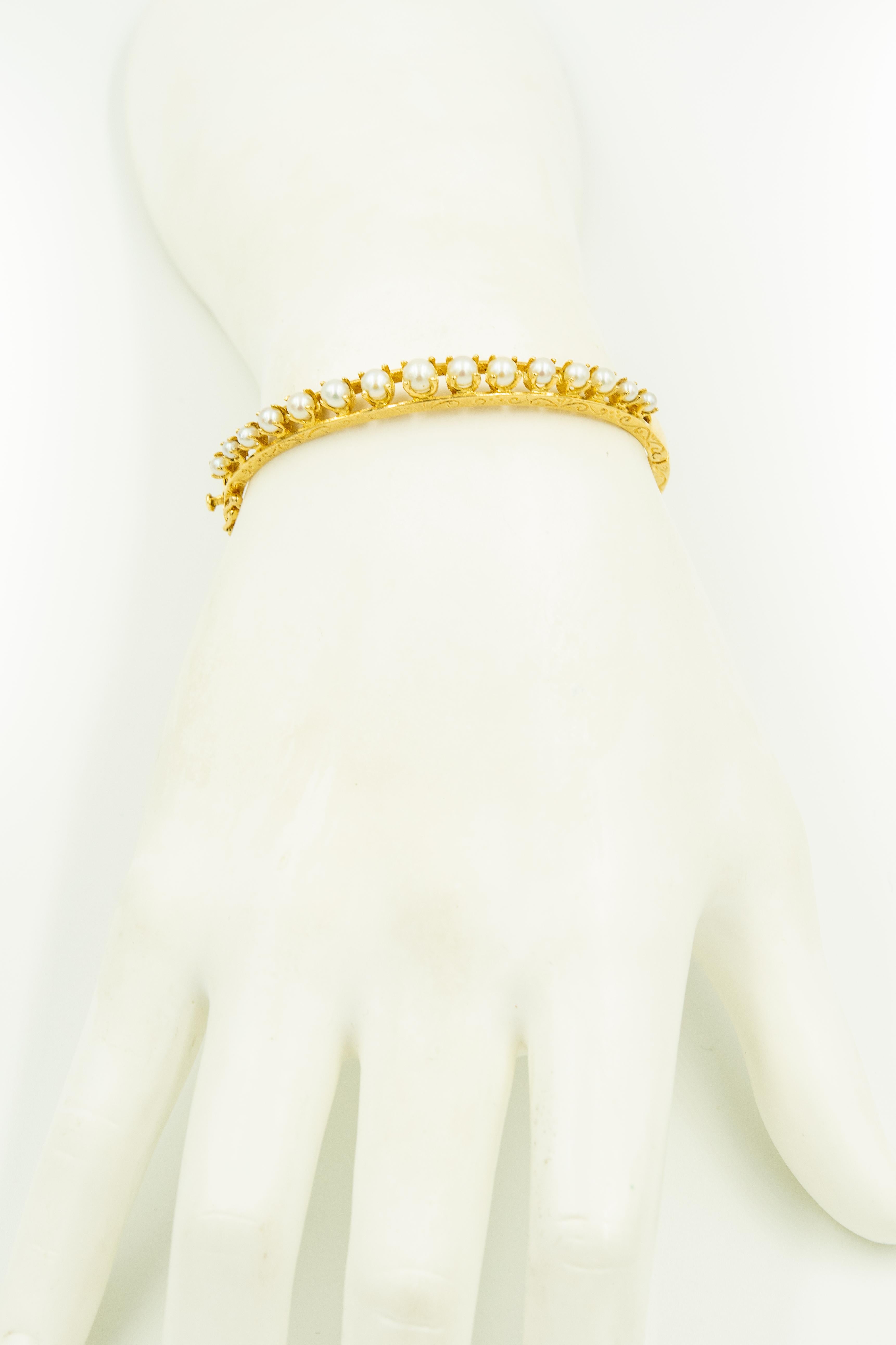 1950s Graduated Cultured Pearl Yellow Gold Bangle Bracelet with Etched Sides 3