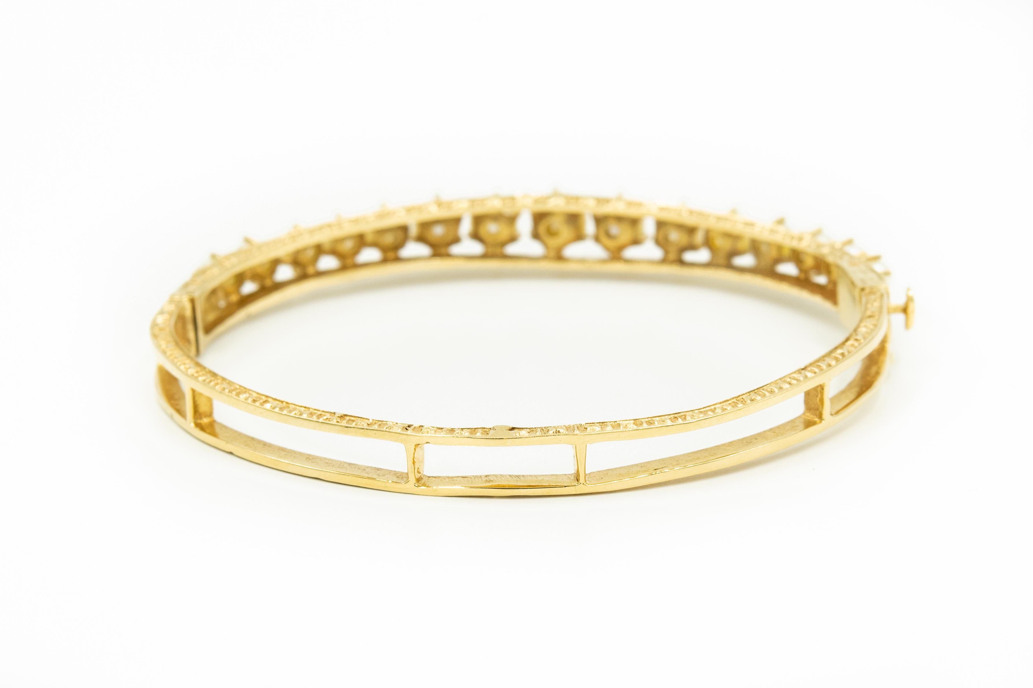 1950s Graduated Cultured Pearl Yellow Gold Etched Bangle Bracelet In Good Condition In Miami Beach, FL