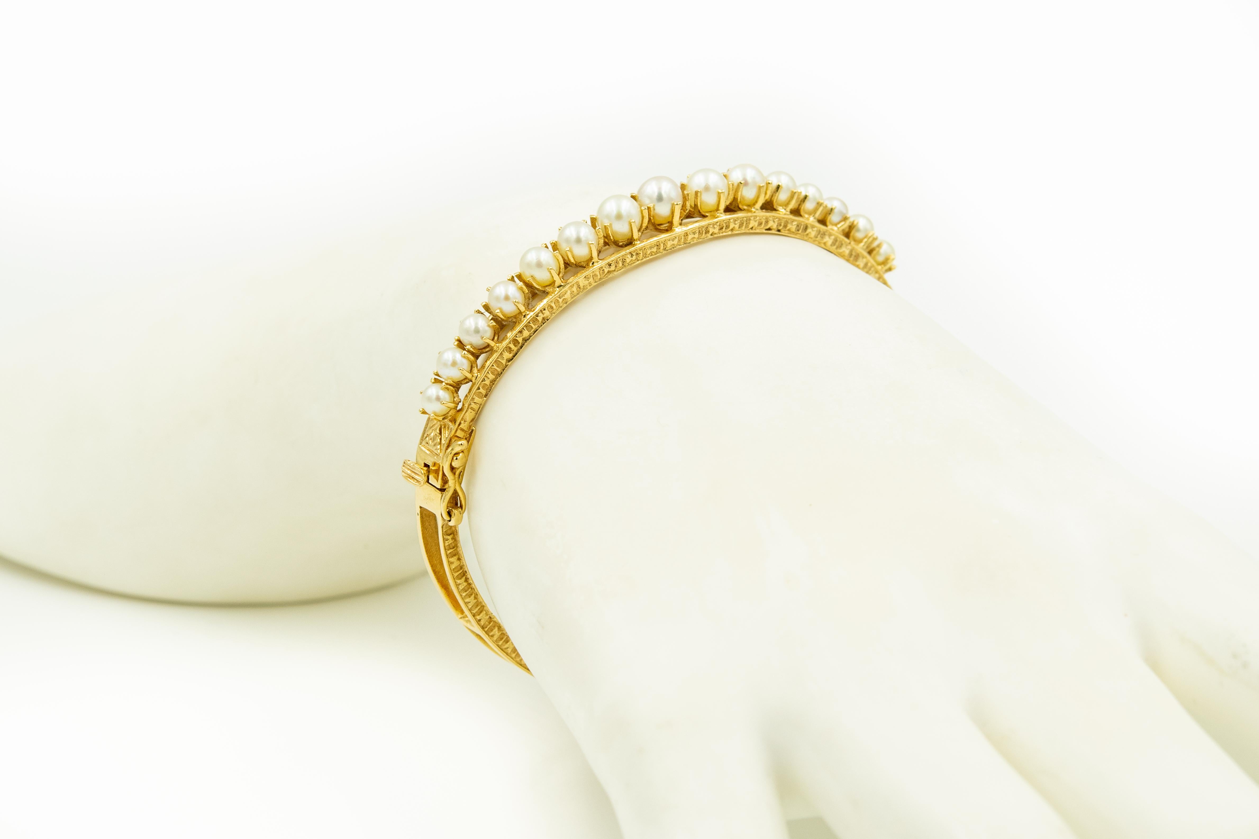 1950s Graduated Cultured Pearl Yellow Gold Etched Bangle Bracelet 2