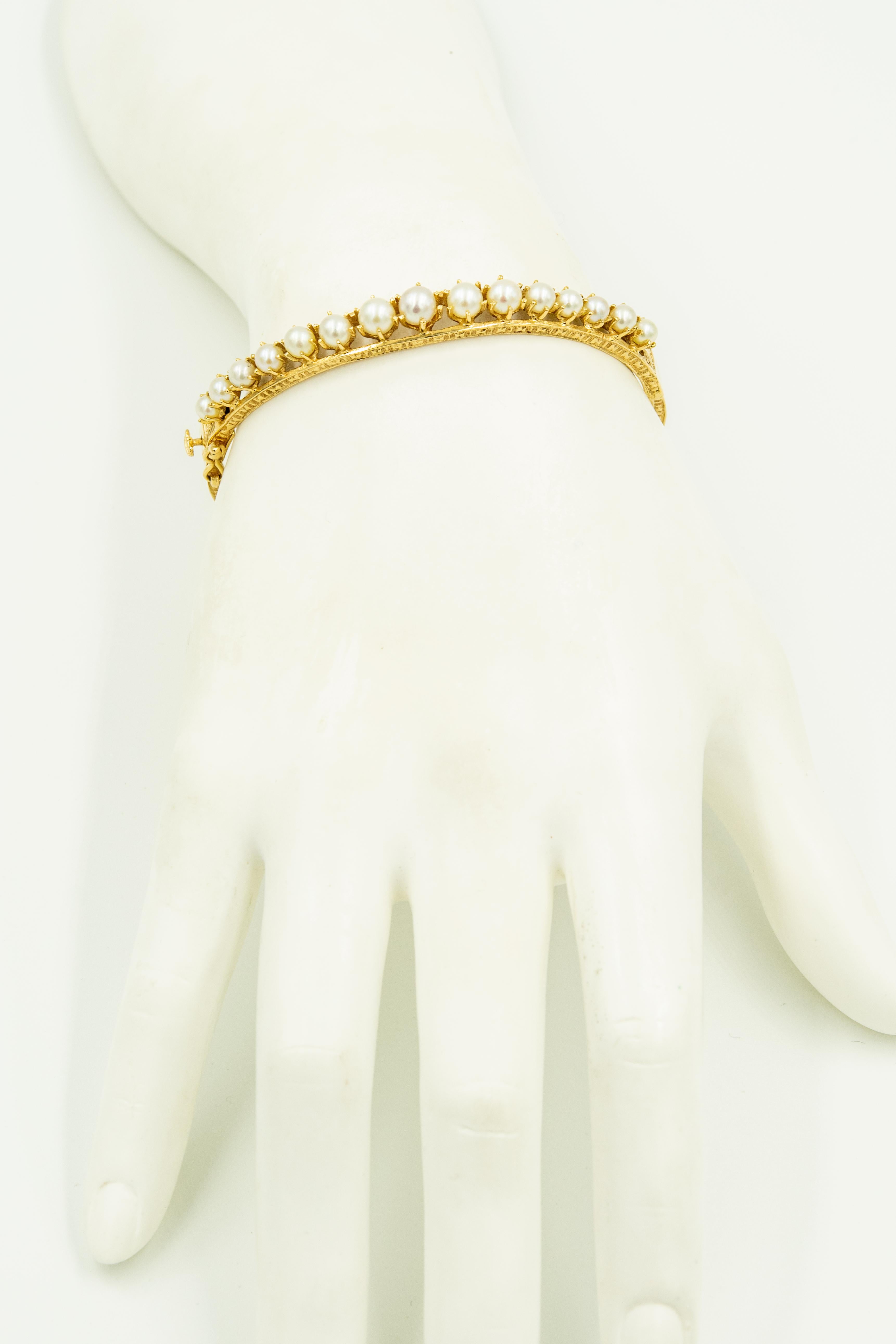 1950s Graduated Cultured Pearl Yellow Gold Etched Bangle Bracelet 3