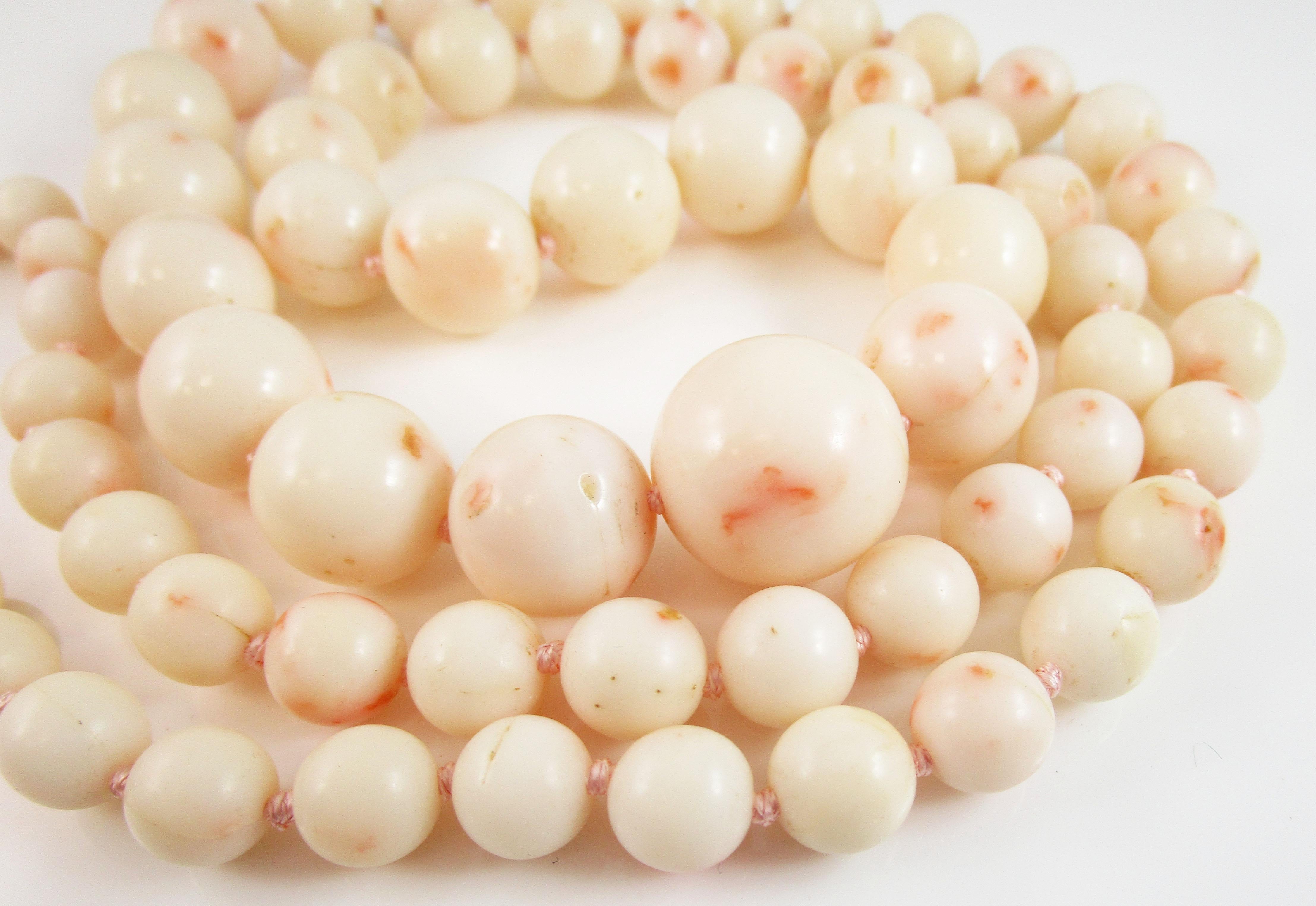 1950er Jahre abgestufte weiße Korallenperlen Halskette Perlen (Modernistisch) im Angebot