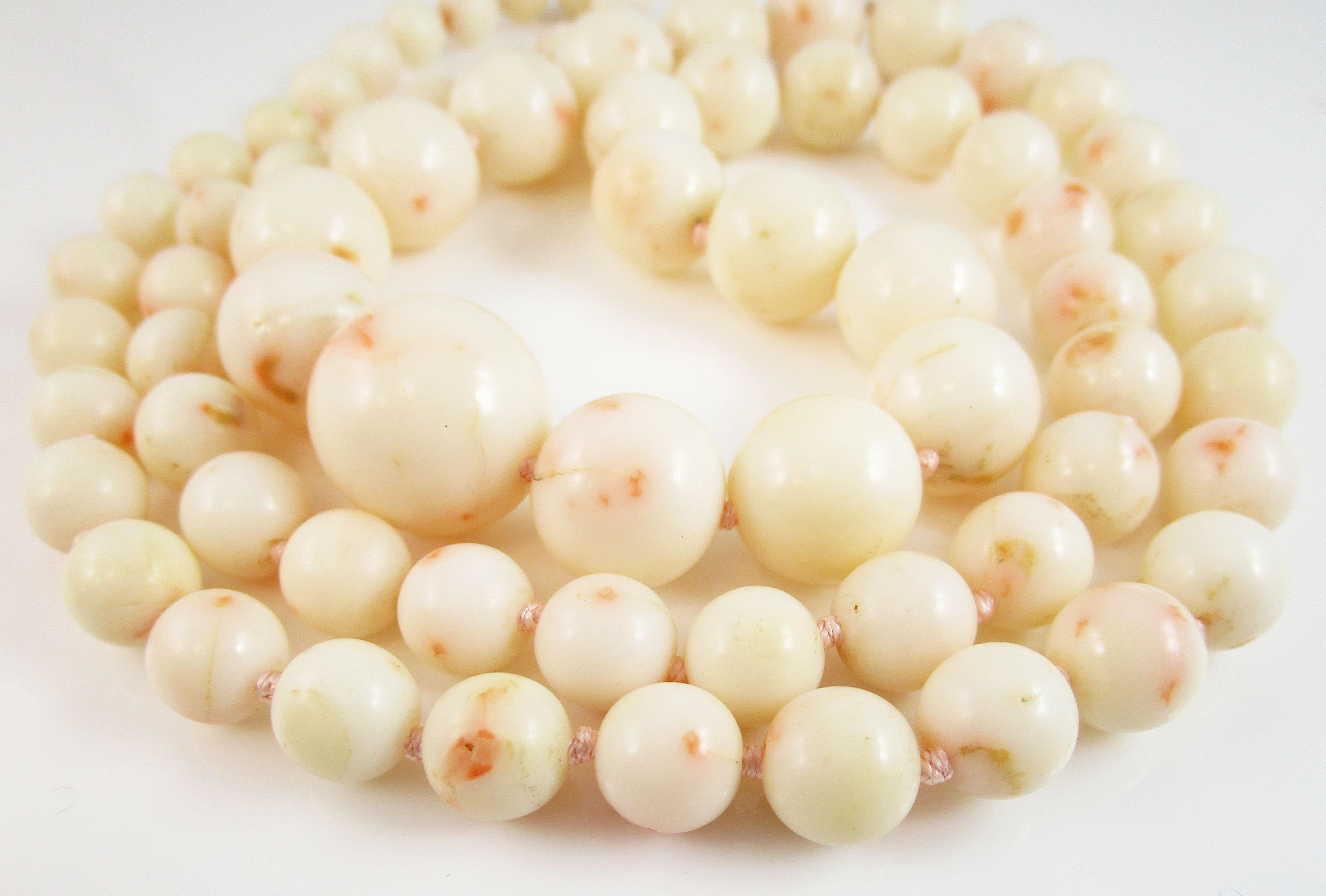 Perle Collier de perles de corail blanc dégradé des années 1950 en vente