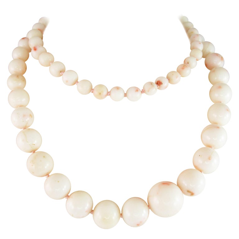Collier de perles de corail blanc gradué des années 1950 En vente sur  1stDibs