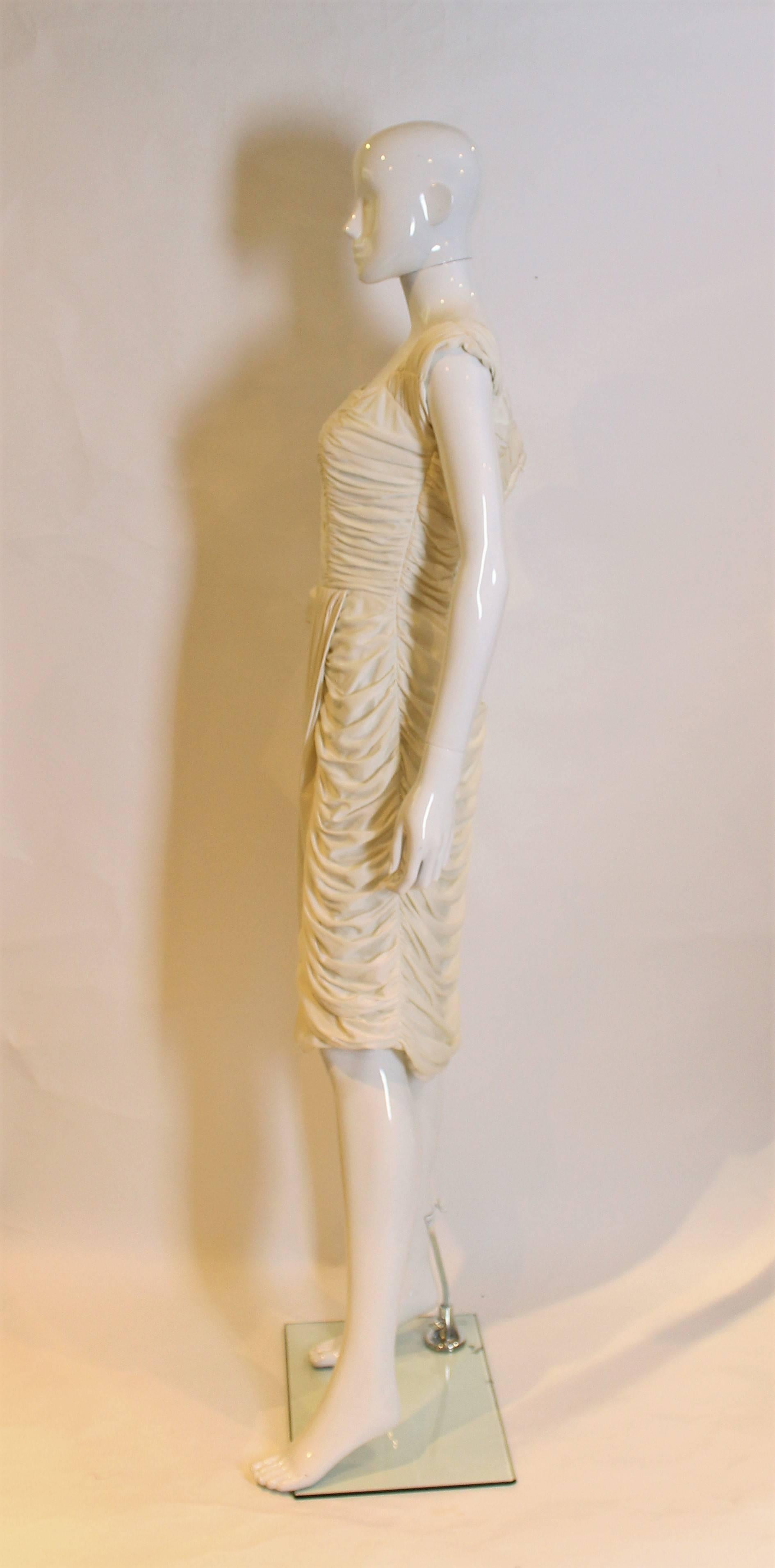Beige Robe froncée style grec des années 1950 en vente