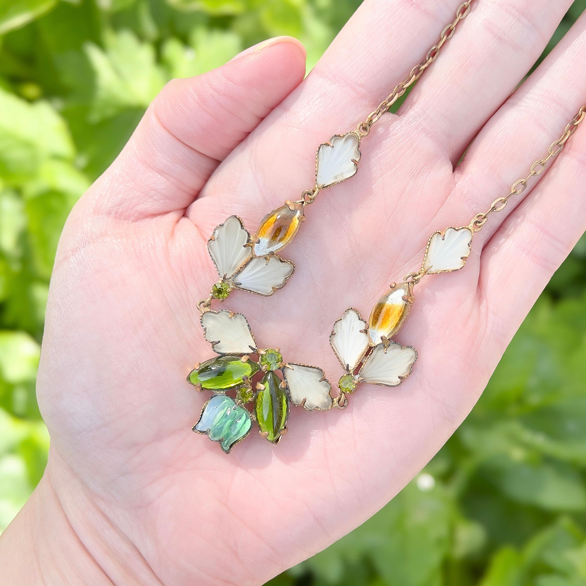Ce joli collier des années 1950 a probablement été fabriqué en Allemagne de l'Ouest. 

Rapport de condition :
Excellent

Les détails...
Ce collier se compose d'une délicate chaîne à maillons dorés et d'un motif central orné de cabochons en forme de