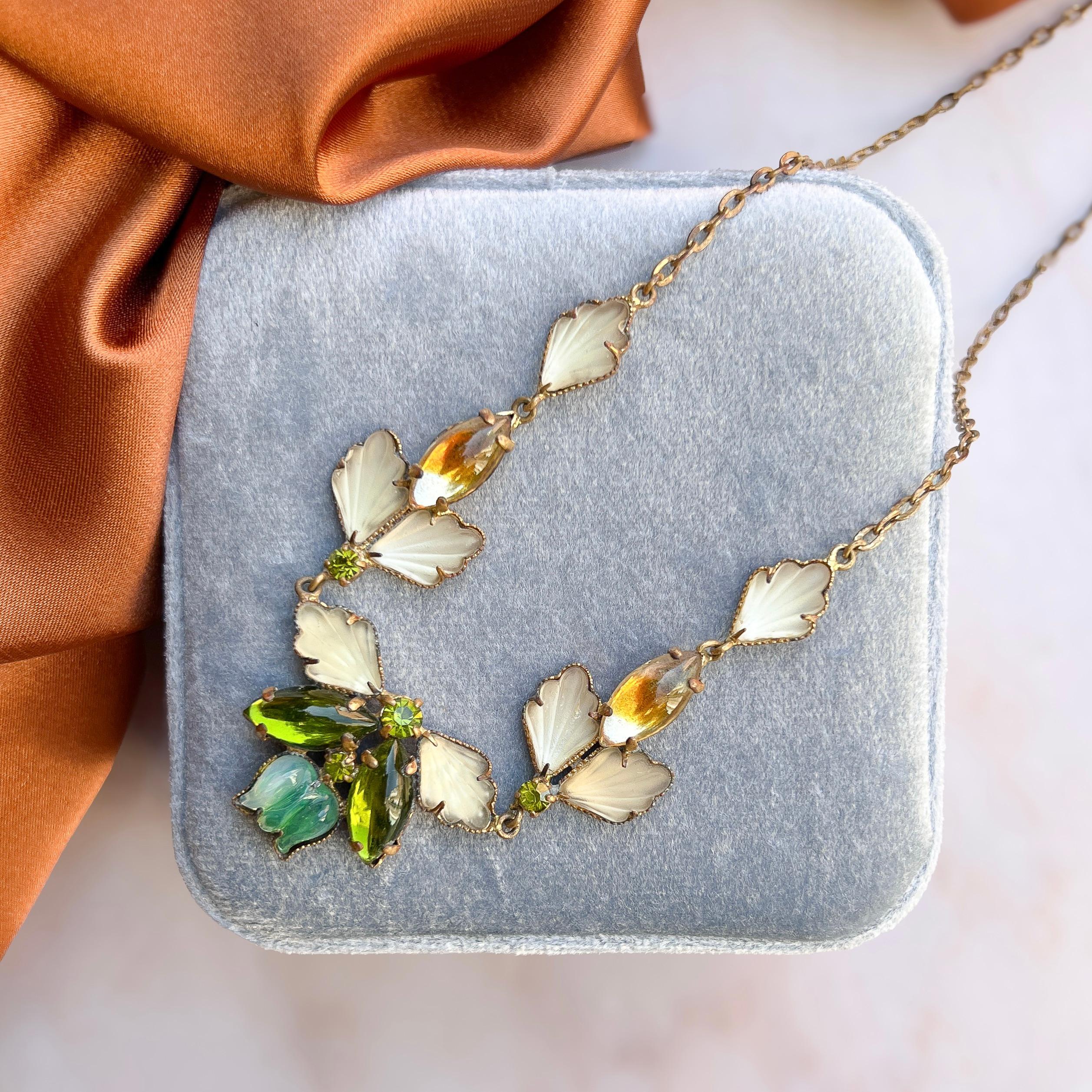 1950s Green and Yellow Glass Leaves and Flowers Vintage Necklace Bon état à Skelmersdale, GB
