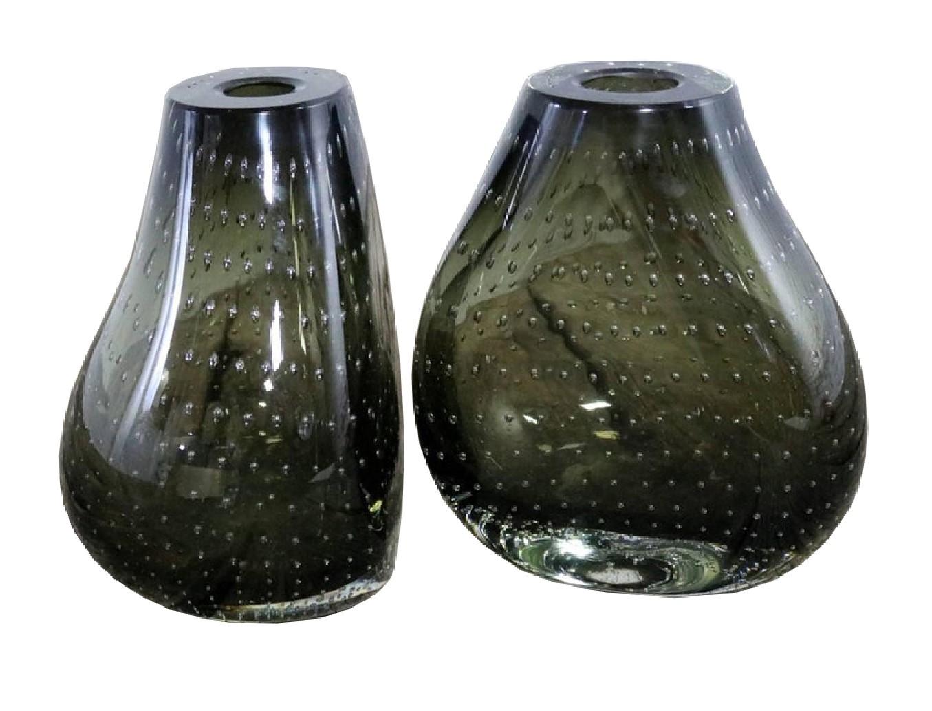 paire de serre-livres en verre d'art vert des années 1950 avec un beau motif bullicante par Erickson Glass Works. Ces serre-livres en forme de vase ont une forme bulbeuse avec un côté plat et présentent la marque de fabrique d'Erickson, le style
