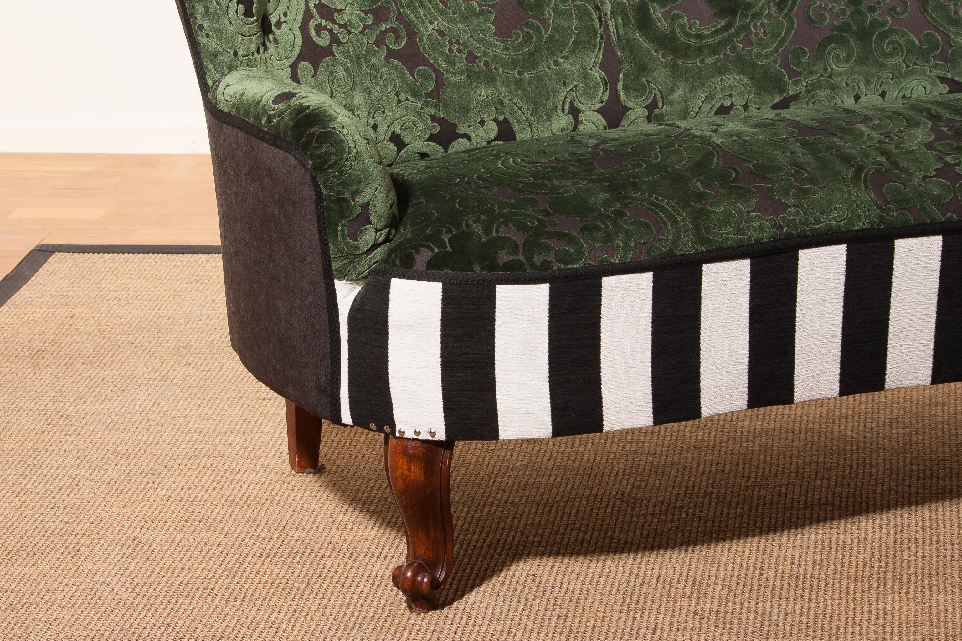 A very beautiful sofa/daybed.
This chaise longue is reupholstered with a green jacquard velvet and a black and white stripe velours fabric.
It is in wonderful condition.
Period 1950s
Dimensions: H 100 cm, W 170 cm, D 75 cm, Sh 44 cm.