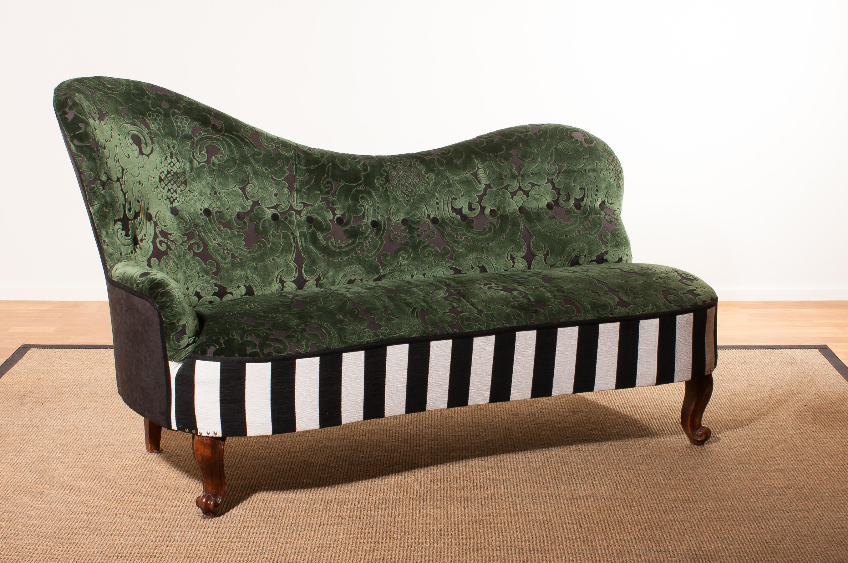 A very beautiful sofa or daybed.
This chaise longue is reupholstered with a green jacquard velvet and a black and white stripe velours fabric.
It is in wonderful condition.
Period 1950s
Dimensions: H 100 cm, W 170 cm, D 75 cm, SH 44 cm.
