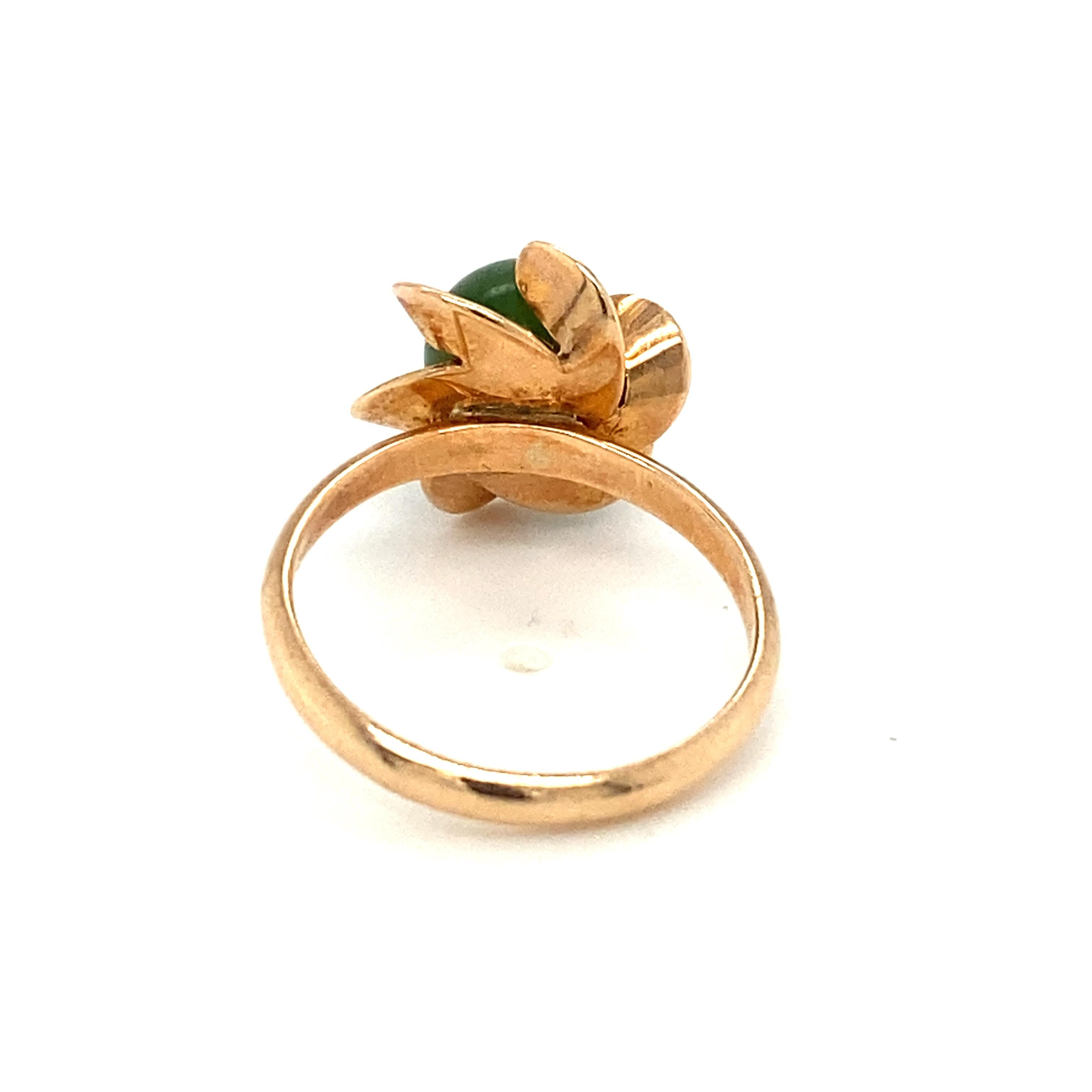 Item Details: This mid-century ring has a round green jade stone and a scalloped setting.

Circa: 1950s
Metal Type: 18 Karat Yellow gold
Weight: 3.1 grams
Size: US 6, resizable