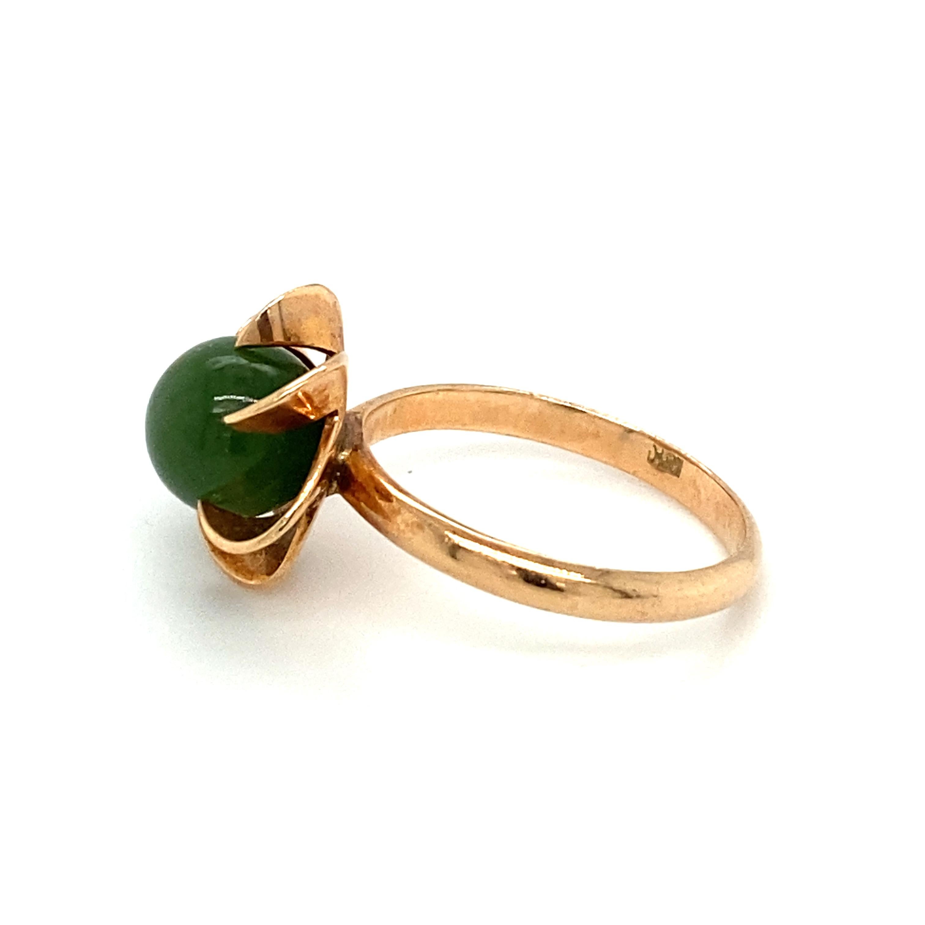Retro 1950s Green Jade Flower Ring in 18 Karat Yellow Gold For Sale