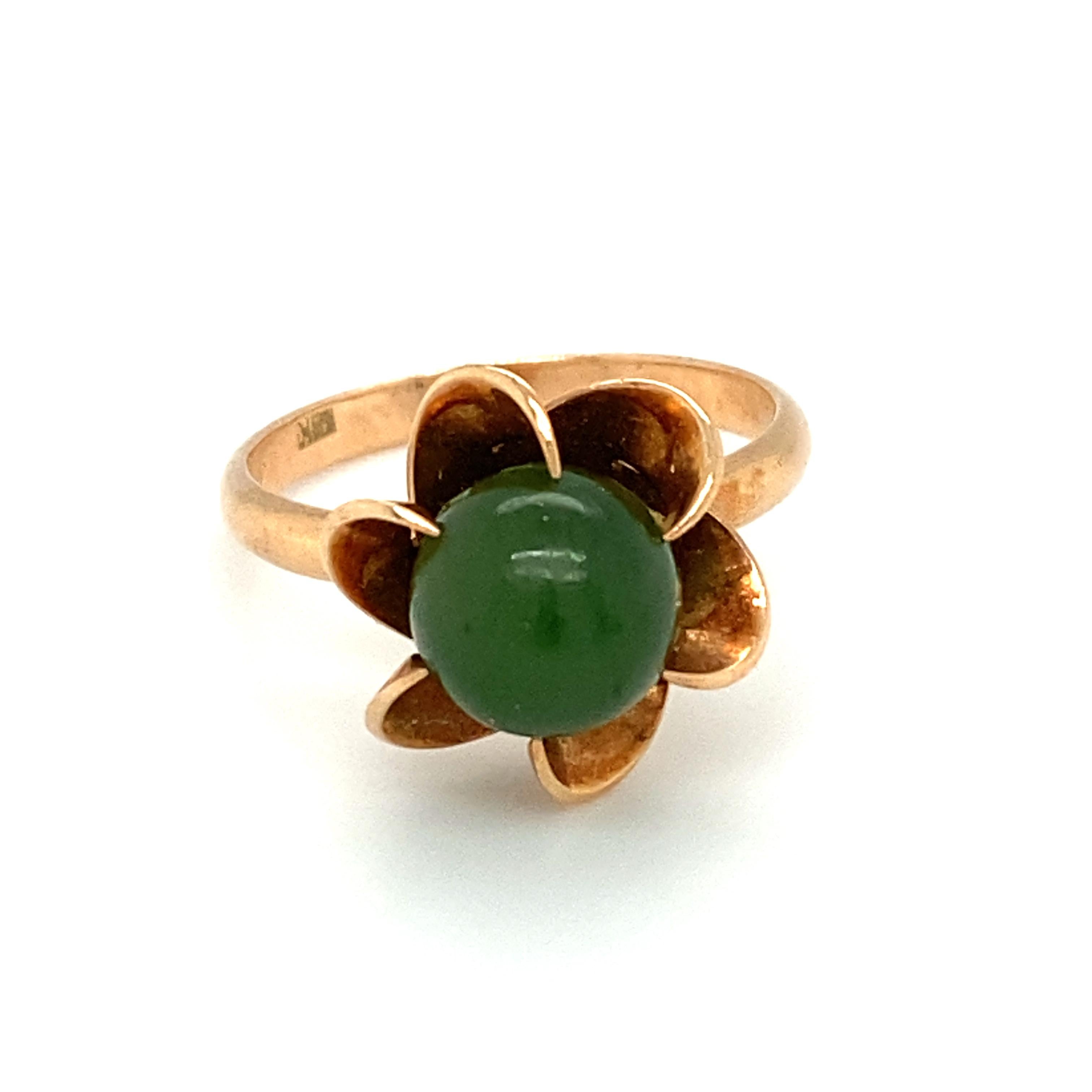 Bead 1950s Green Jade Flower Ring in 18 Karat Yellow Gold For Sale