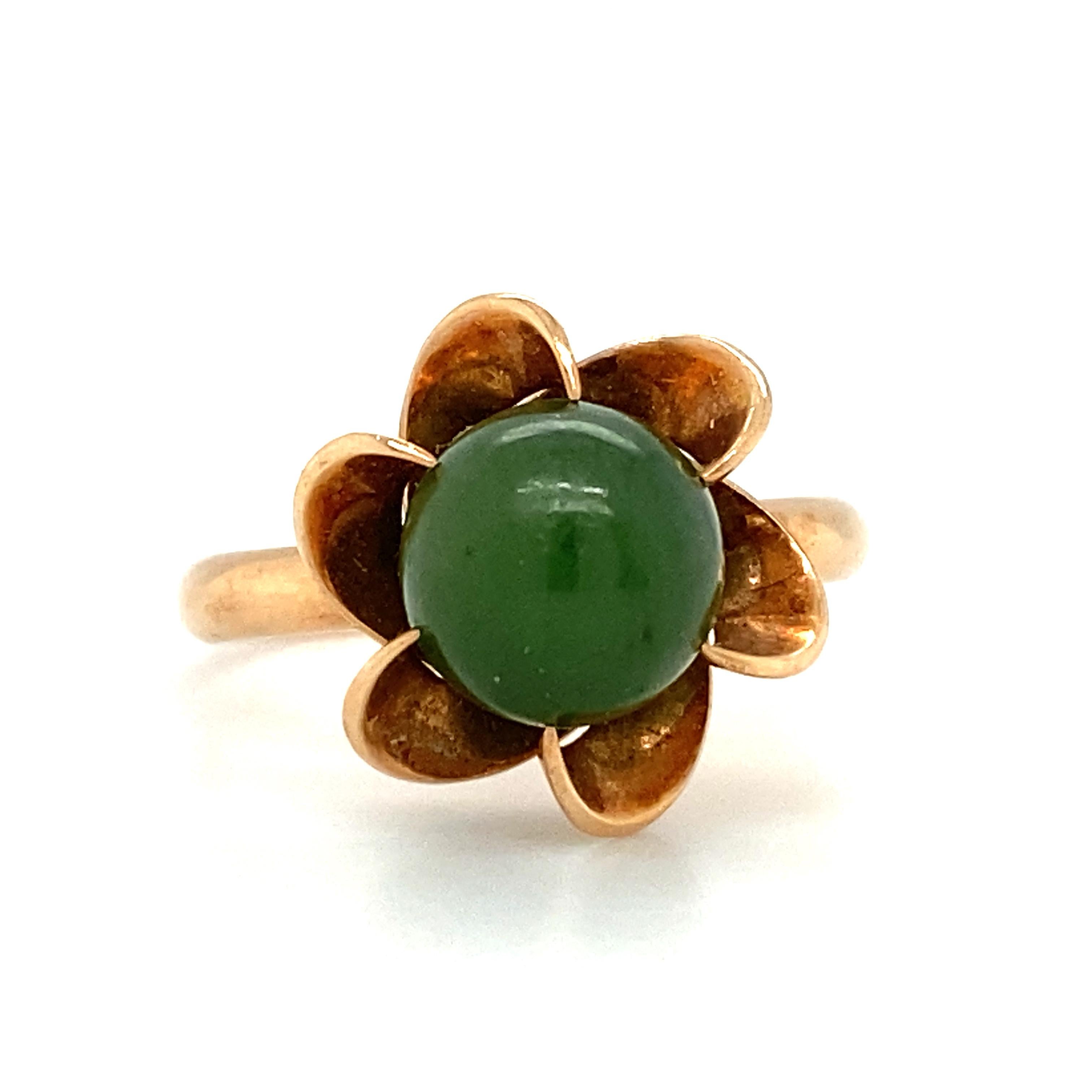 1950s Green Jade Flower Ring in 18 Karat Yellow Gold In Excellent Condition For Sale In Atlanta, GA