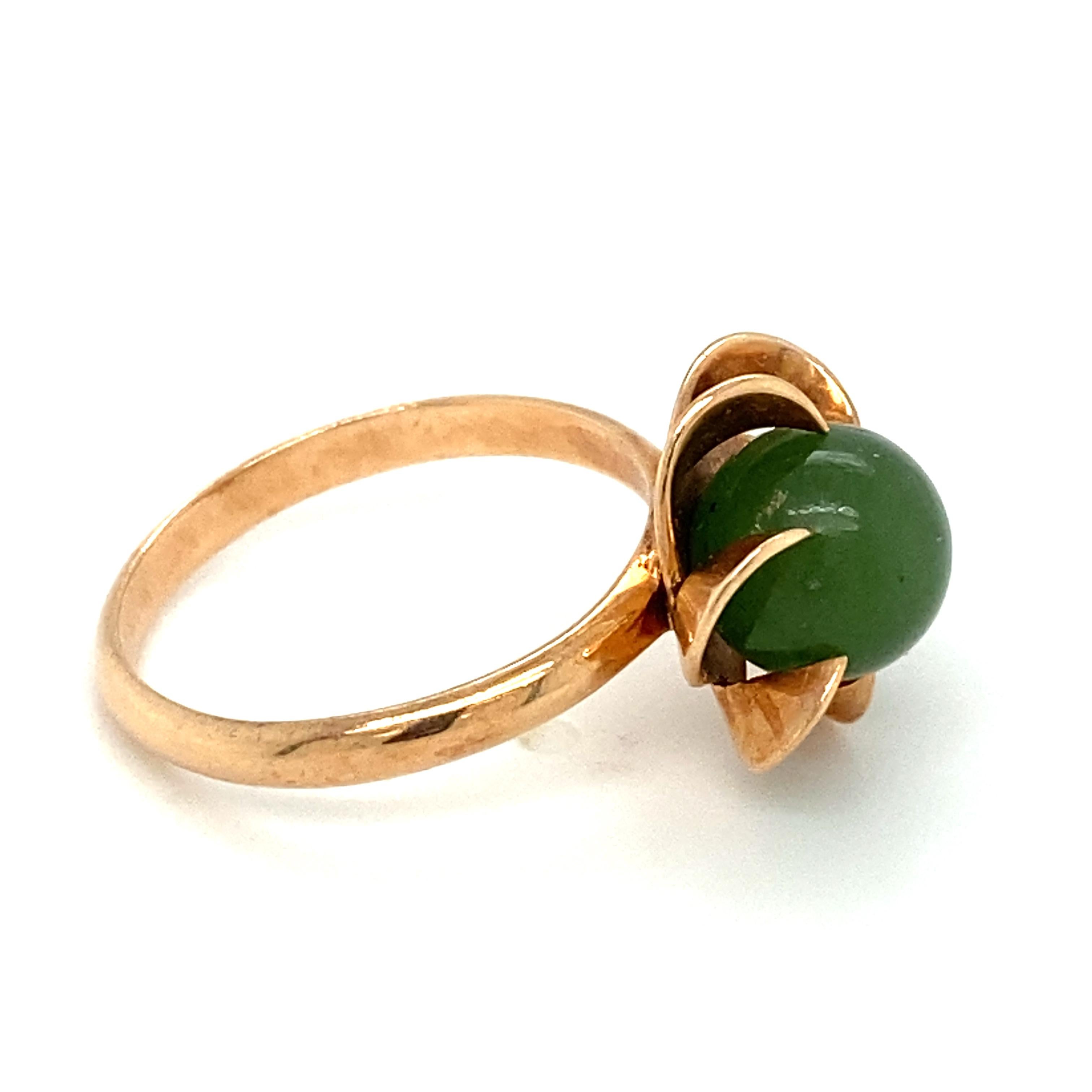 Women's or Men's 1950s Green Jade Flower Ring in 18 Karat Yellow Gold For Sale