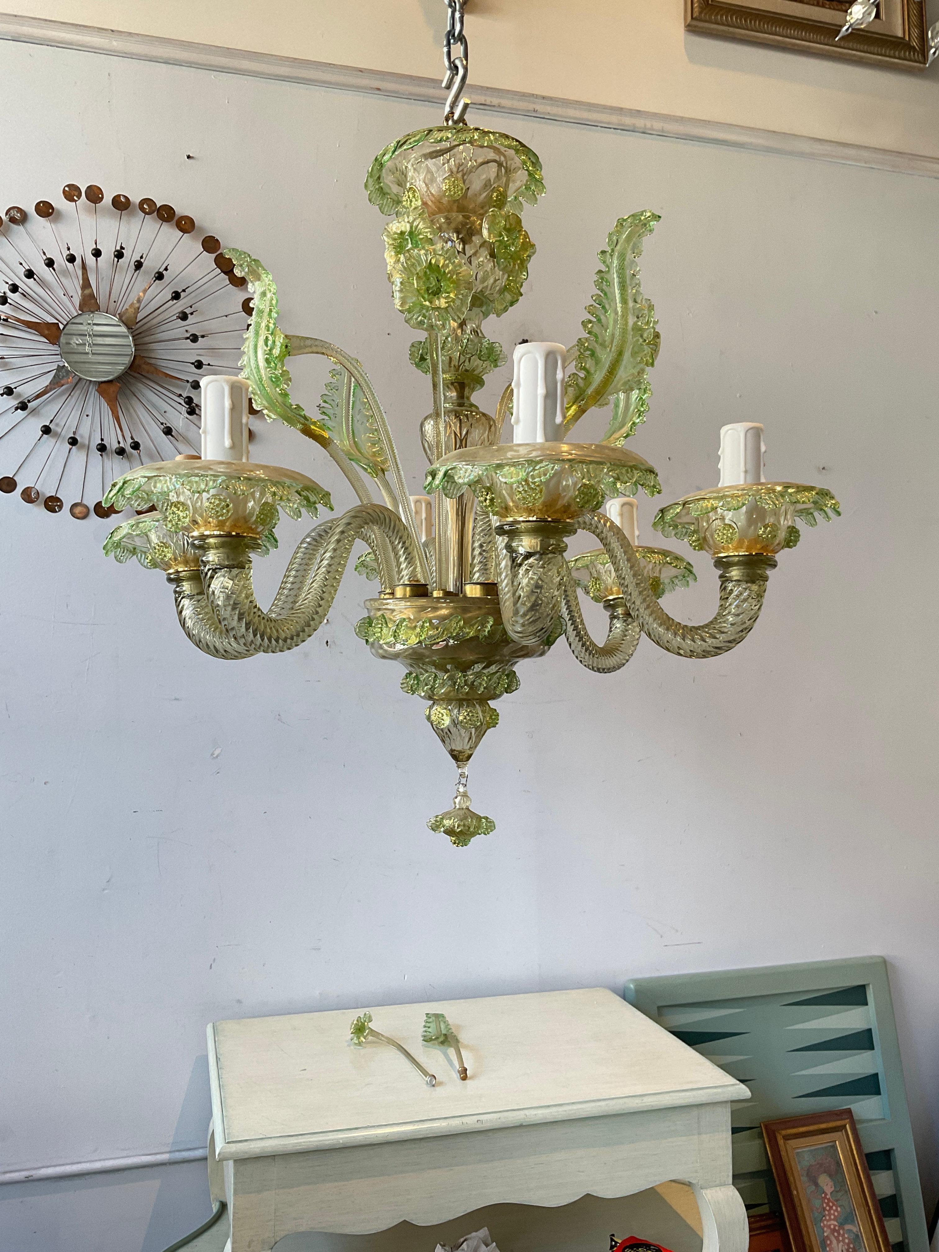 Lustre vert en verre de Murano des années 1950. A l'origine, ce lustre avait plus de tiges. Il en manque quelques-uns, de sorte que la situation est maintenant équilibrée. Il y a deux suppléments.
Le lustre a été câblé il y a environ 10 ans, il faut