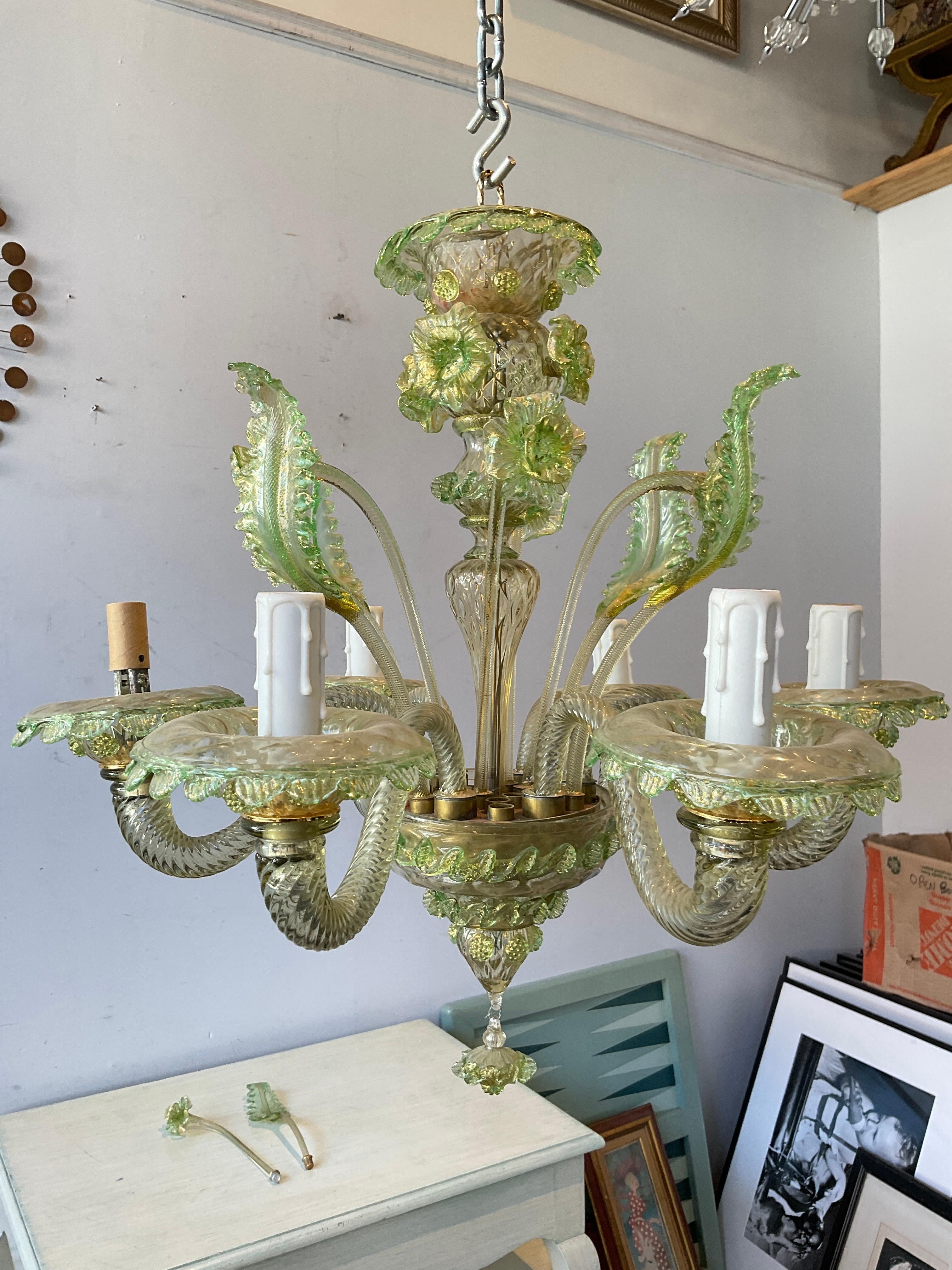 Milieu du XXe siècle Lustre à fleurs de Murano vertes des années 1950  en vente