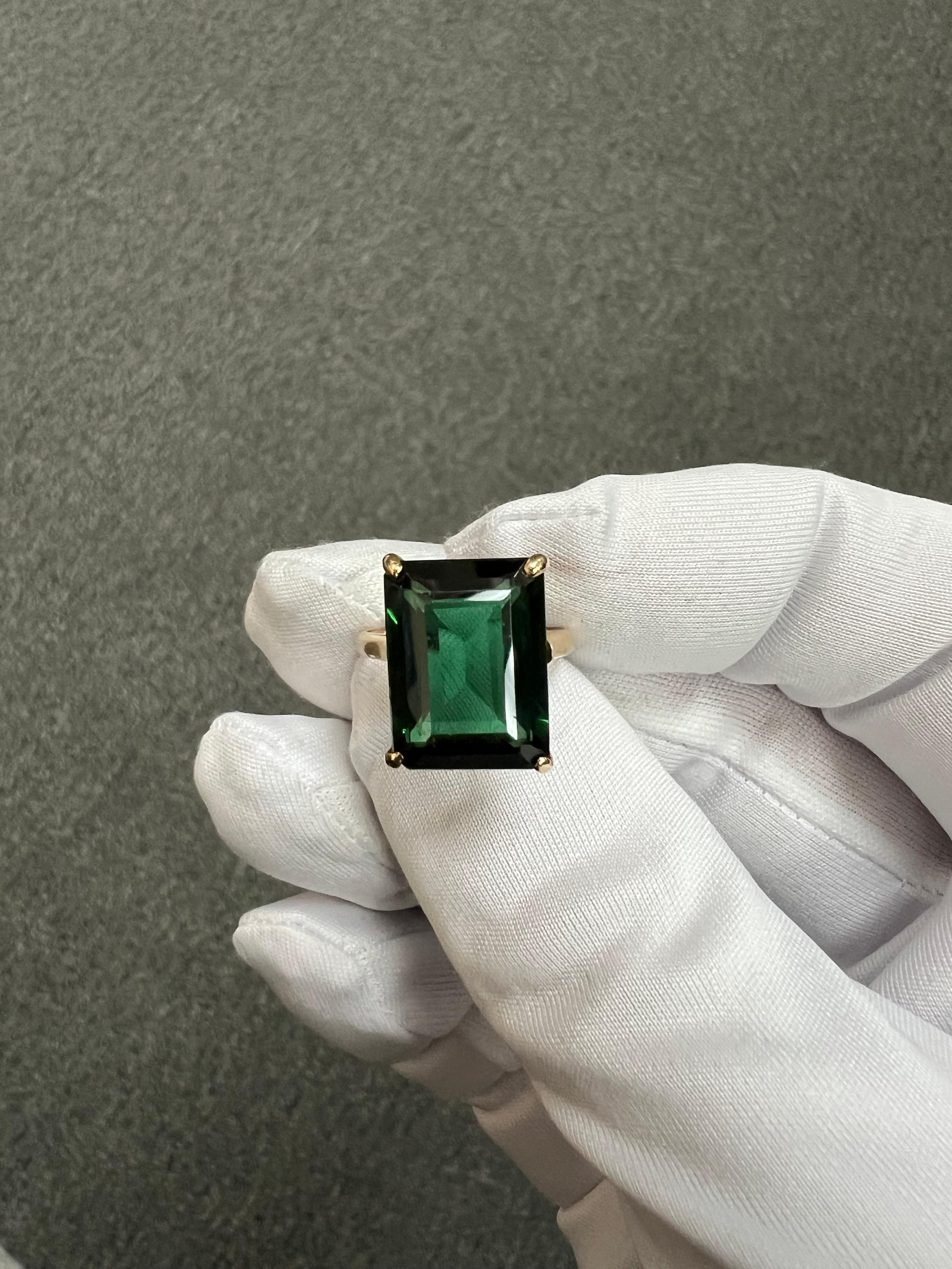 Women's or Men's 1950s Green Tourmaline Yellow Gold Solitaire Ring