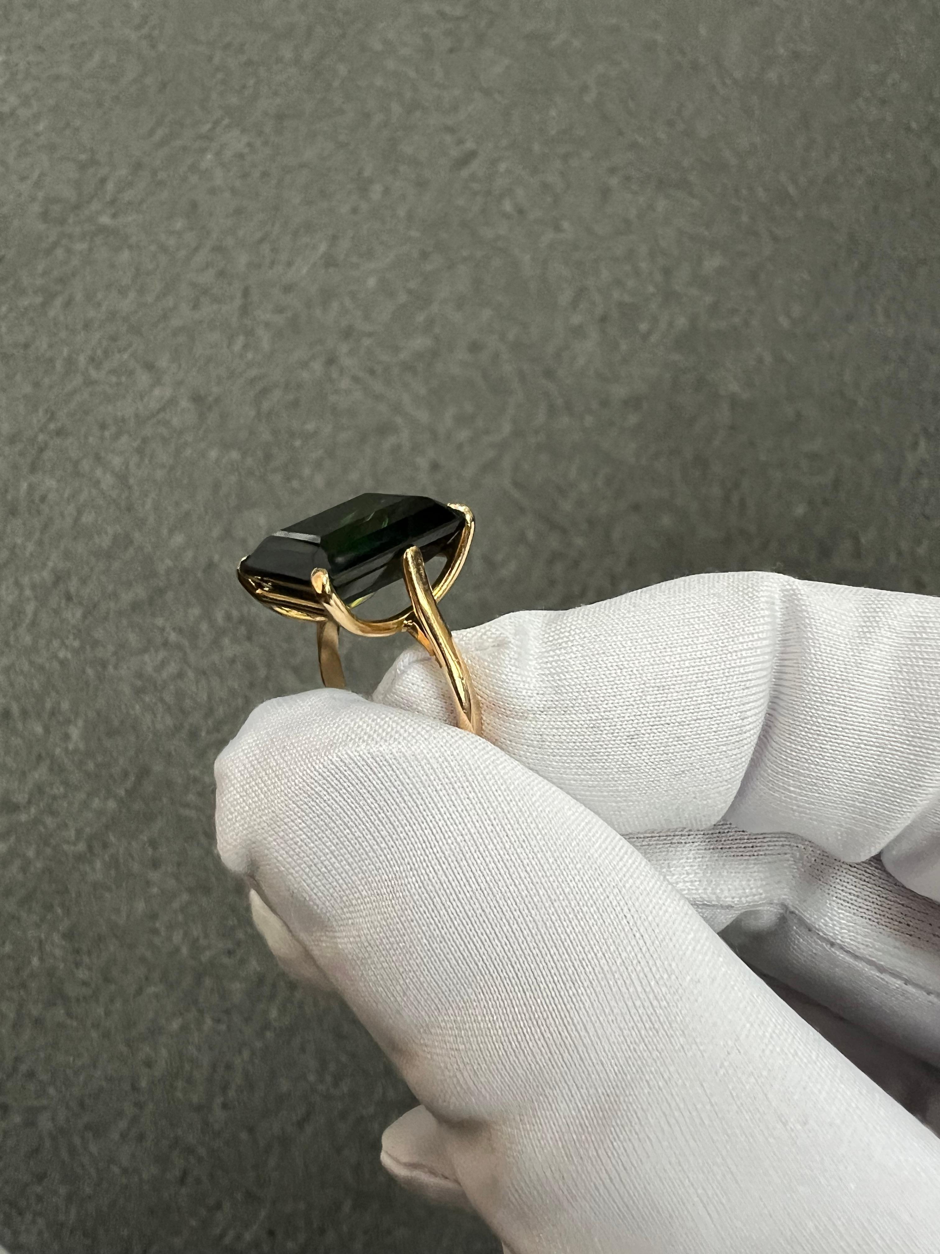 1950s Green Tourmaline Yellow Gold Solitaire Ring 3