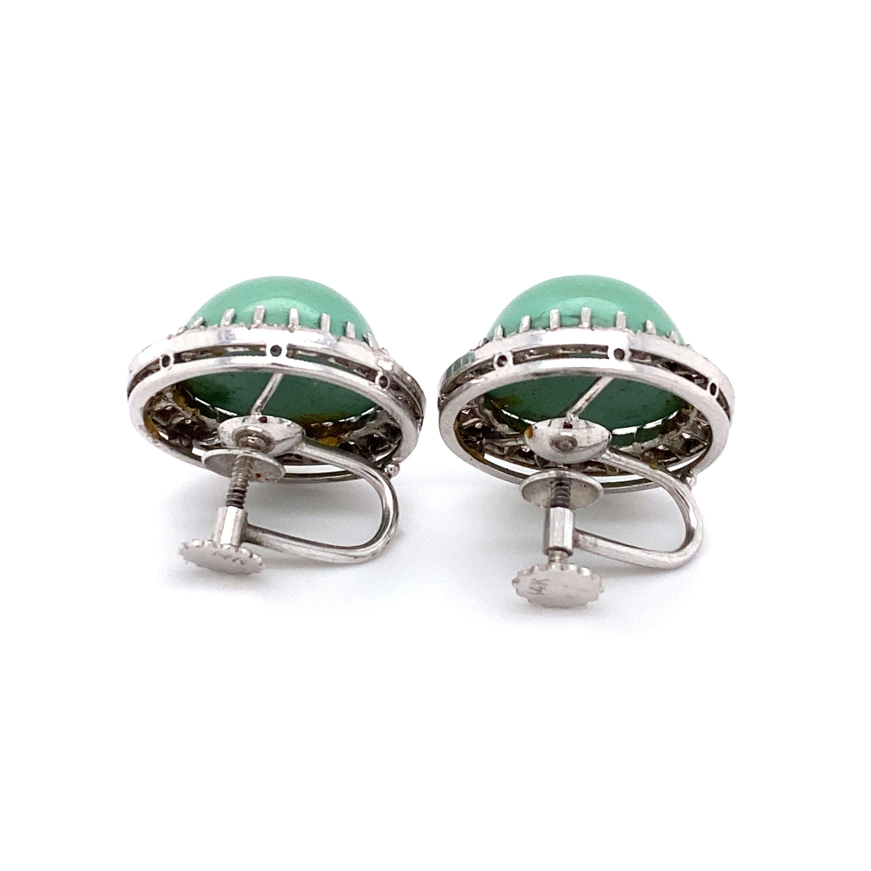 Taille cabochon Clips d'oreilles à vis en platine et or blanc 14 carats avec turquoise verte et diamants, années 1950 en vente