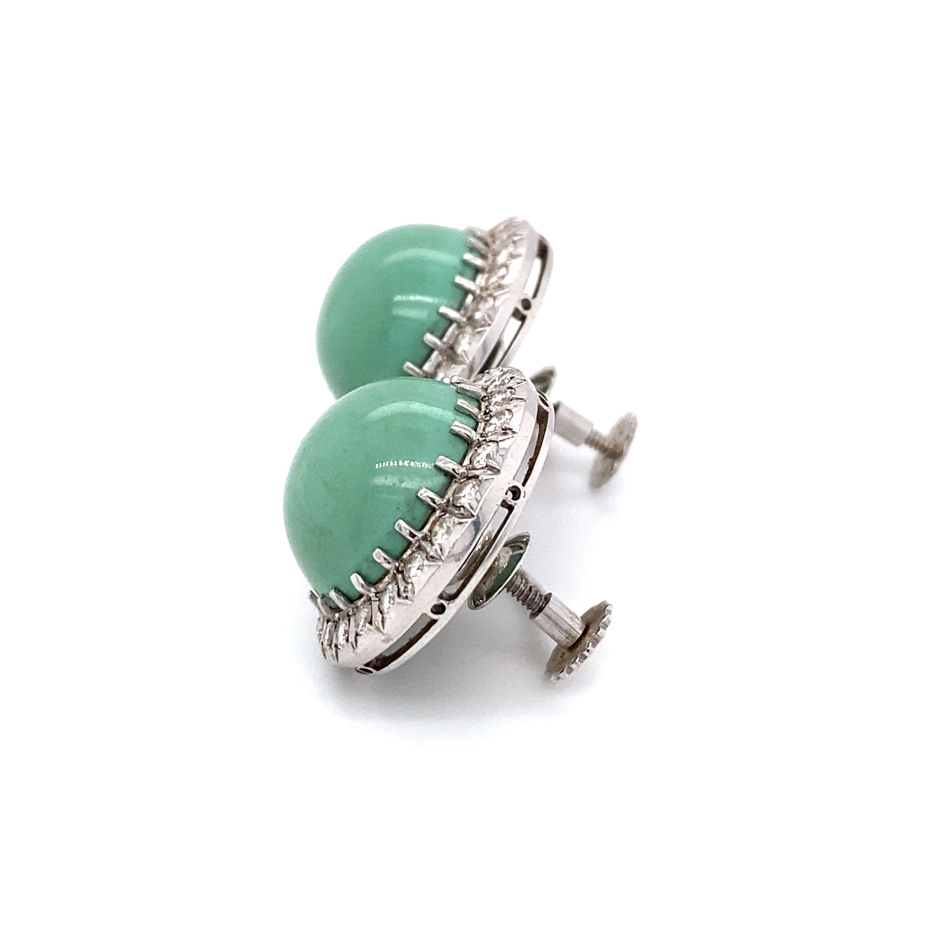 Clips d'oreilles à vis en platine et or blanc 14 carats avec turquoise verte et diamants, années 1950 Bon état - En vente à Hicksville, NY