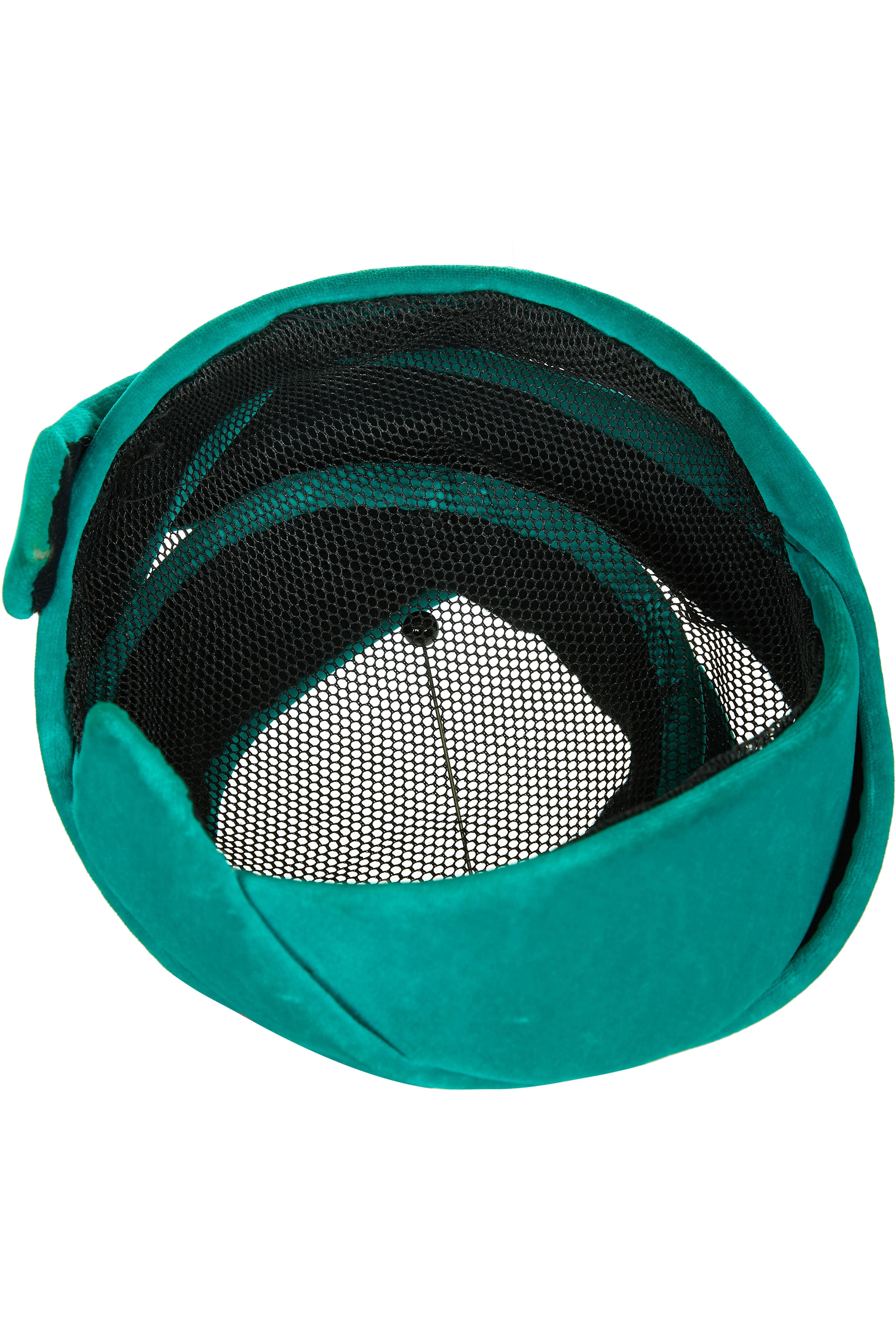 Fabelhafter abstrakter, von einem Turban inspirierter Hut aus den 1950er Jahren, bestehend aus einem grünen Samtband, das um eine schwarze Netzbasis gewickelt ist.  Es gibt keine Hersteller-Etiketten, aber es ist ein sehr einzigartiges und