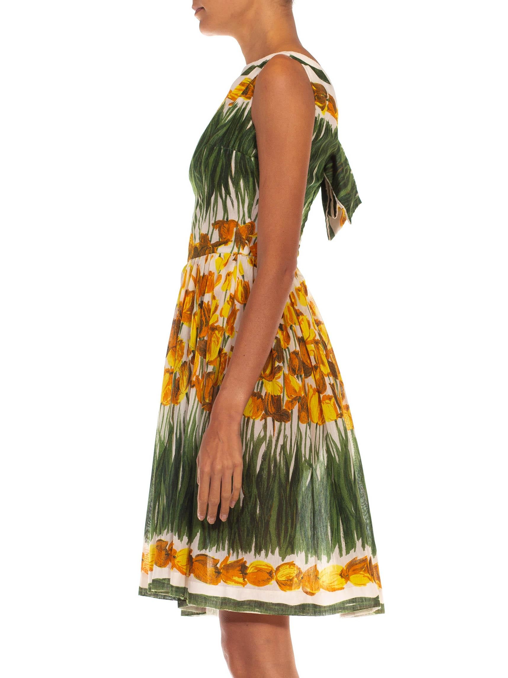 1950er Grün Weiß & Gelb Baumwolle Tulpen bedruckt Fit-Flare Kleid im Angebot 1