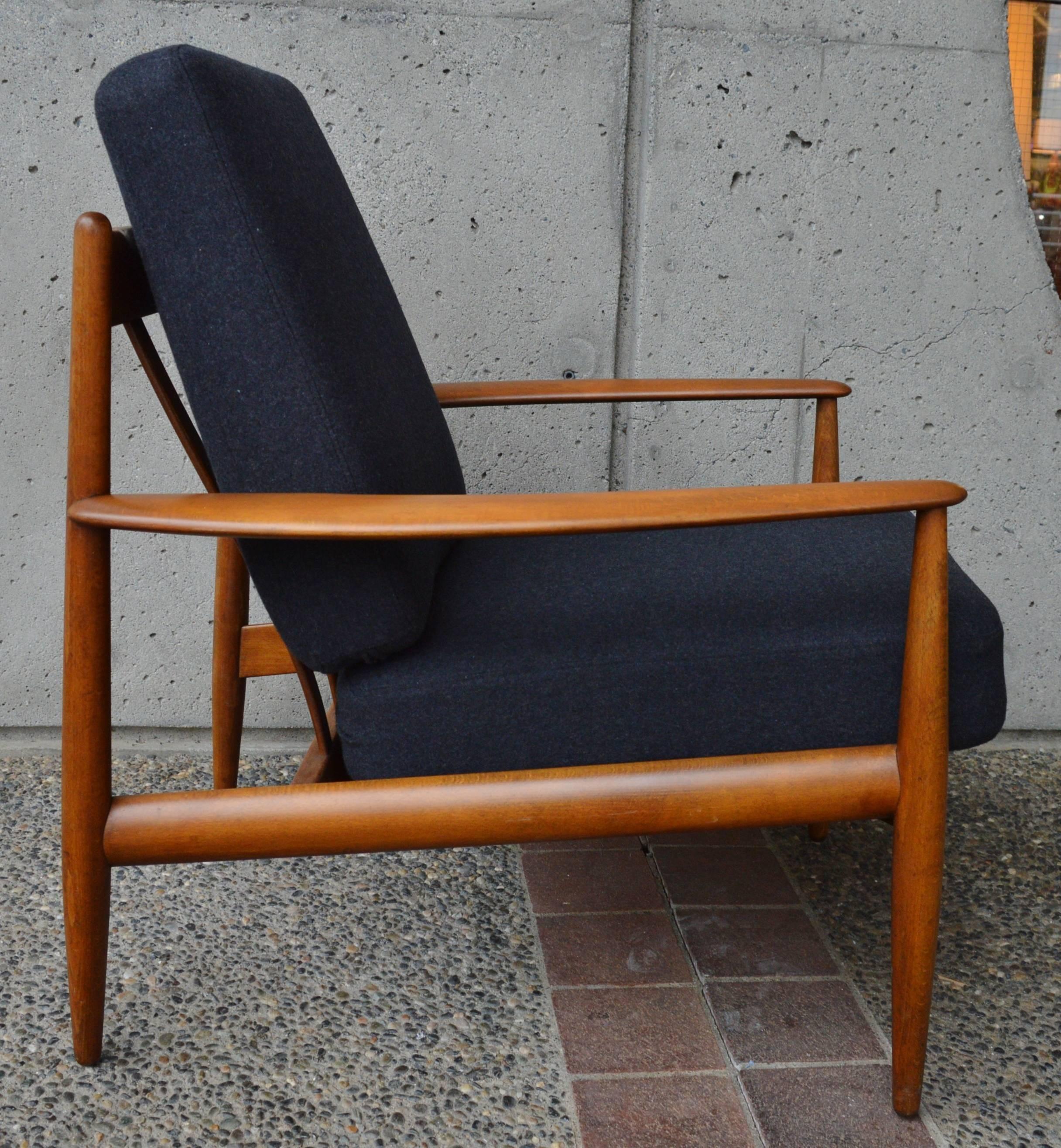 This gorgeous Danish modern beech frame lounge chair has a rich, warm toned patina and is an early 1950s design by Grete Jalk for France & Daverkosen. Featuring the version with the contoured back slats, flared paddle arms and sculptural detailing