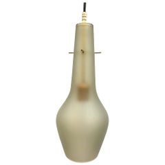 Paire de lampes suspendues en verre gris ambré satiné des années 1950