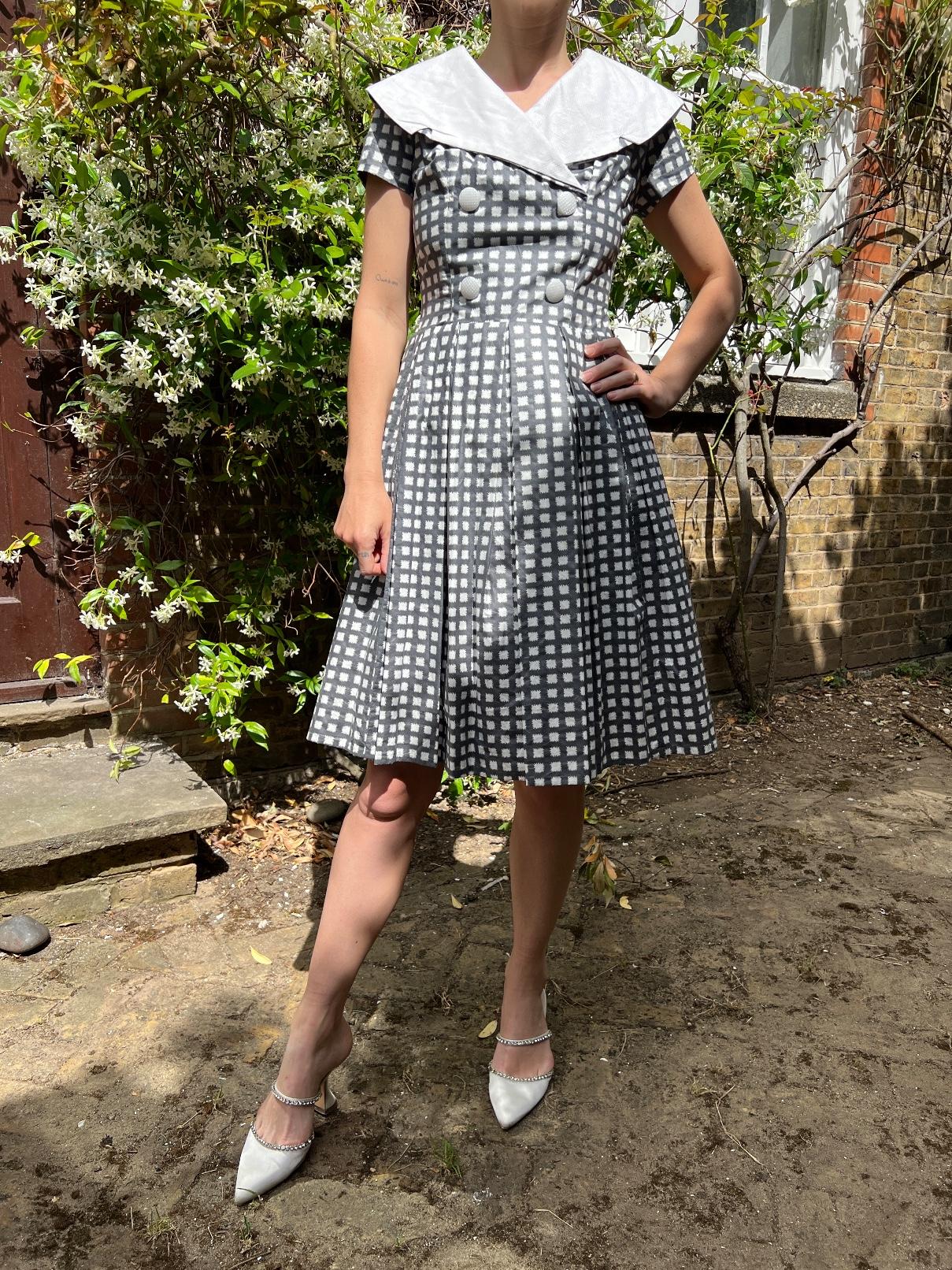 1950s Grey and White Cotton Box Pleat Dress In Excellent Condition For Sale In London, GB