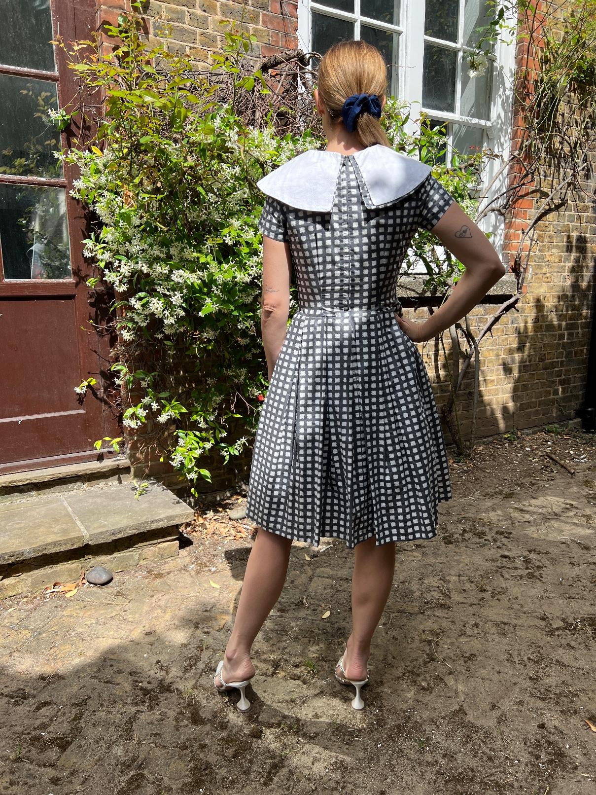 Women's 1950s Grey and White Cotton Box Pleat Dress For Sale