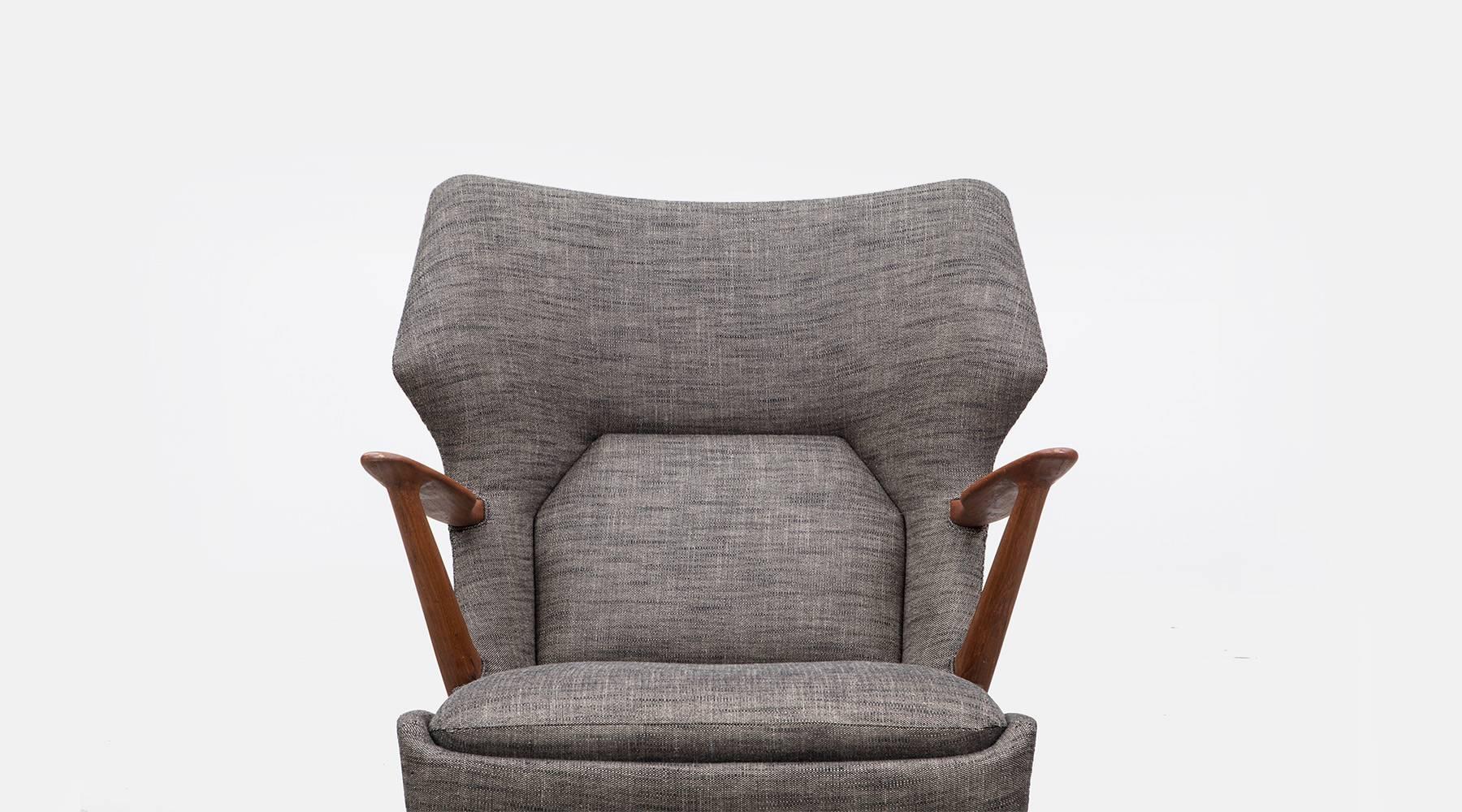 1950s Grey Fabric, Wooden Frame Lounge Chair with Ottoman by Kurt Olsen In Good Condition In Frankfurt, Hessen, DE