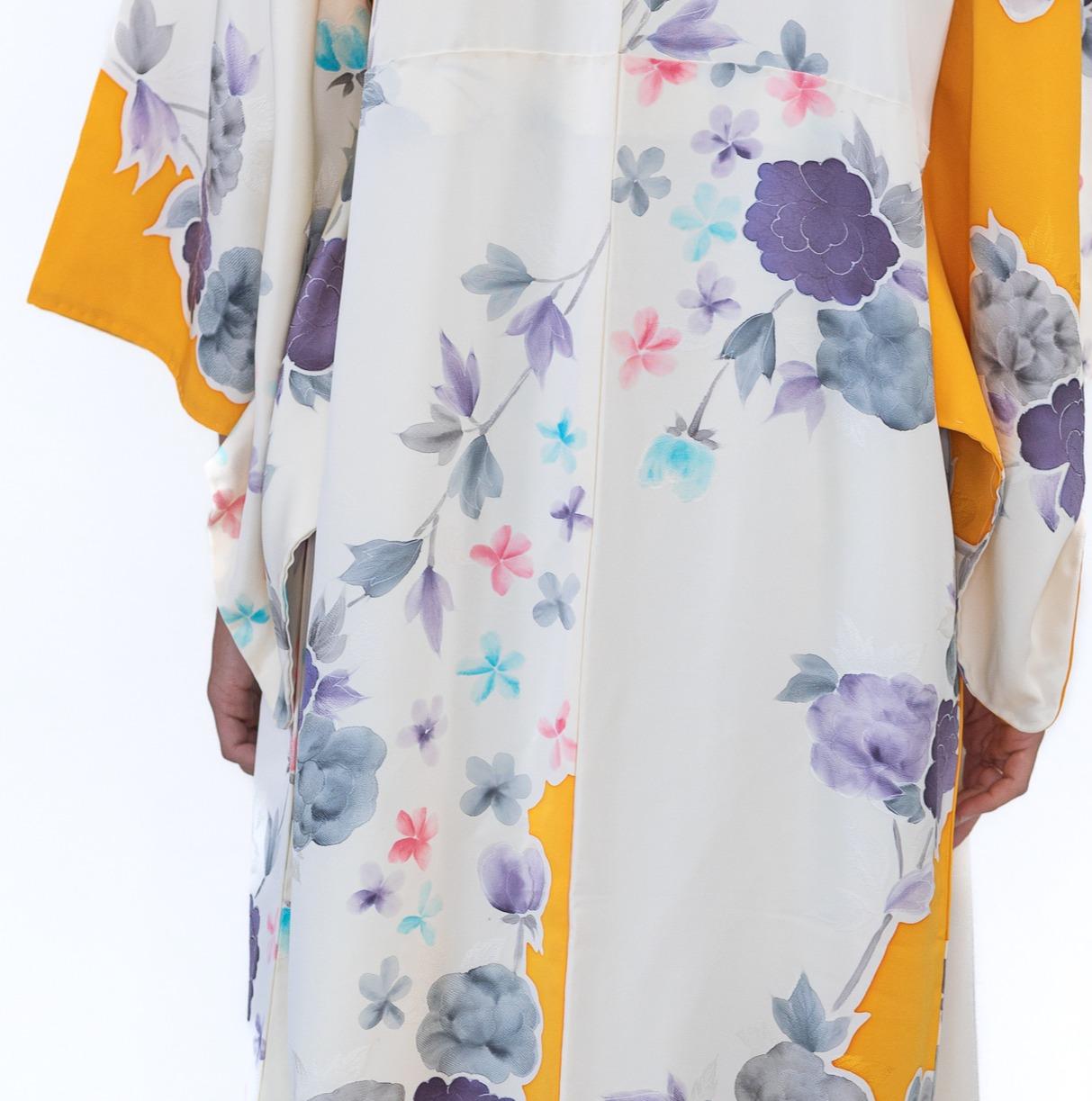 1950S Grey & Gold Floral Silk Hand-Painted Kimono For Sale 7
