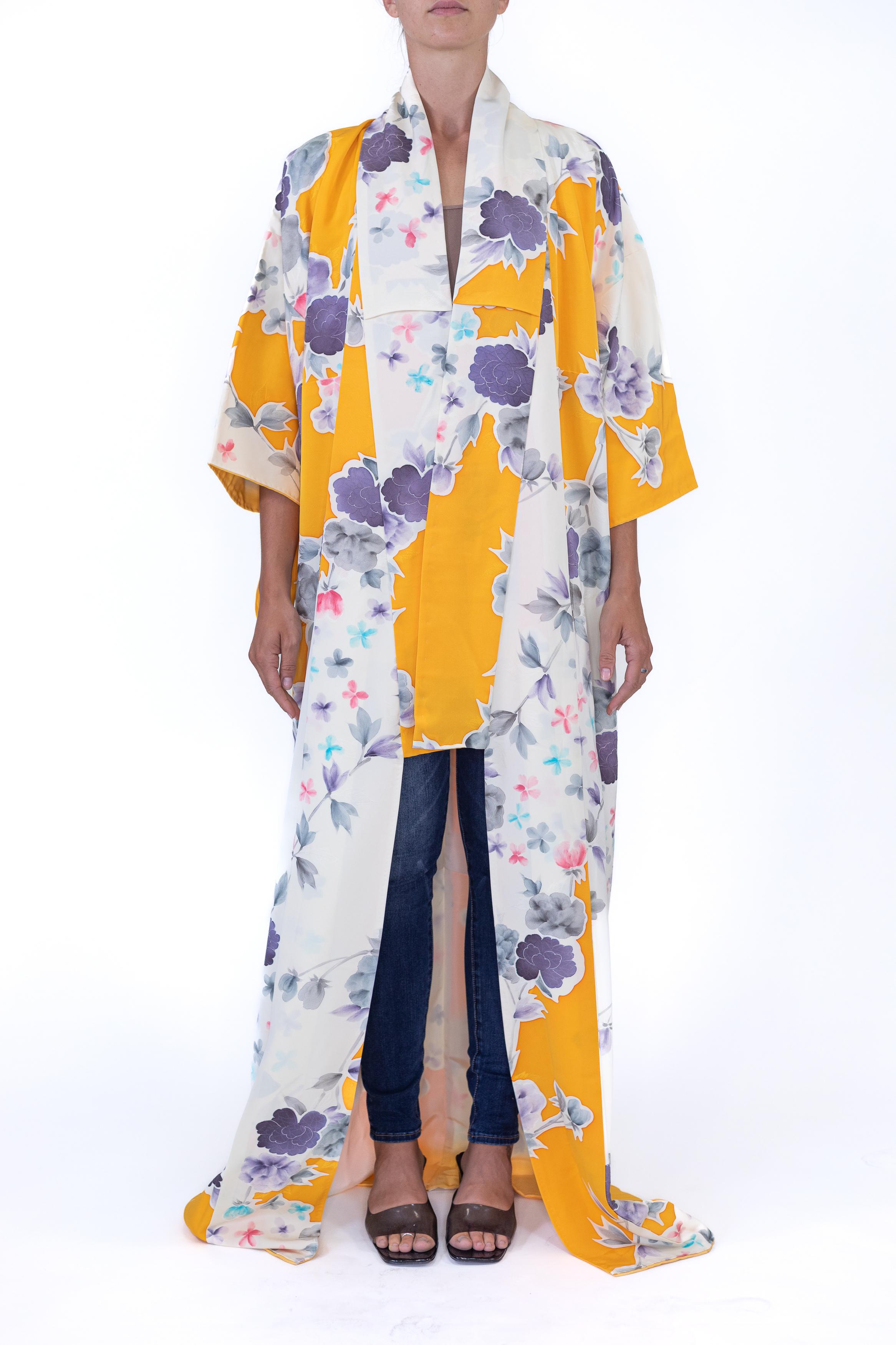1950S Grey & Gold Floral Silk Hand-Painted Kimono In Excellent Condition For Sale In New York, NY